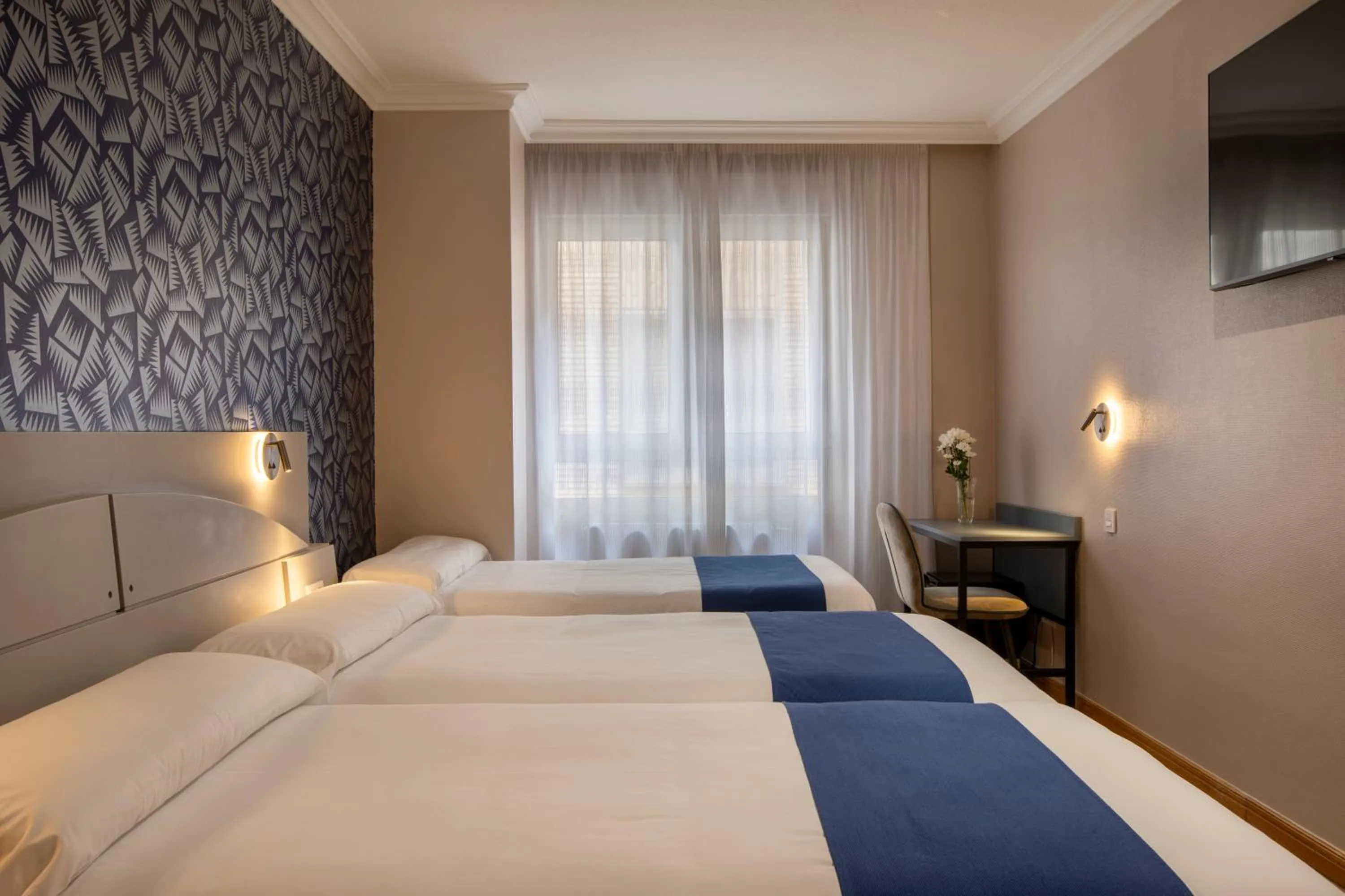 Photo of the whole room, Bed in Hotel Corona de Castilla Burgos