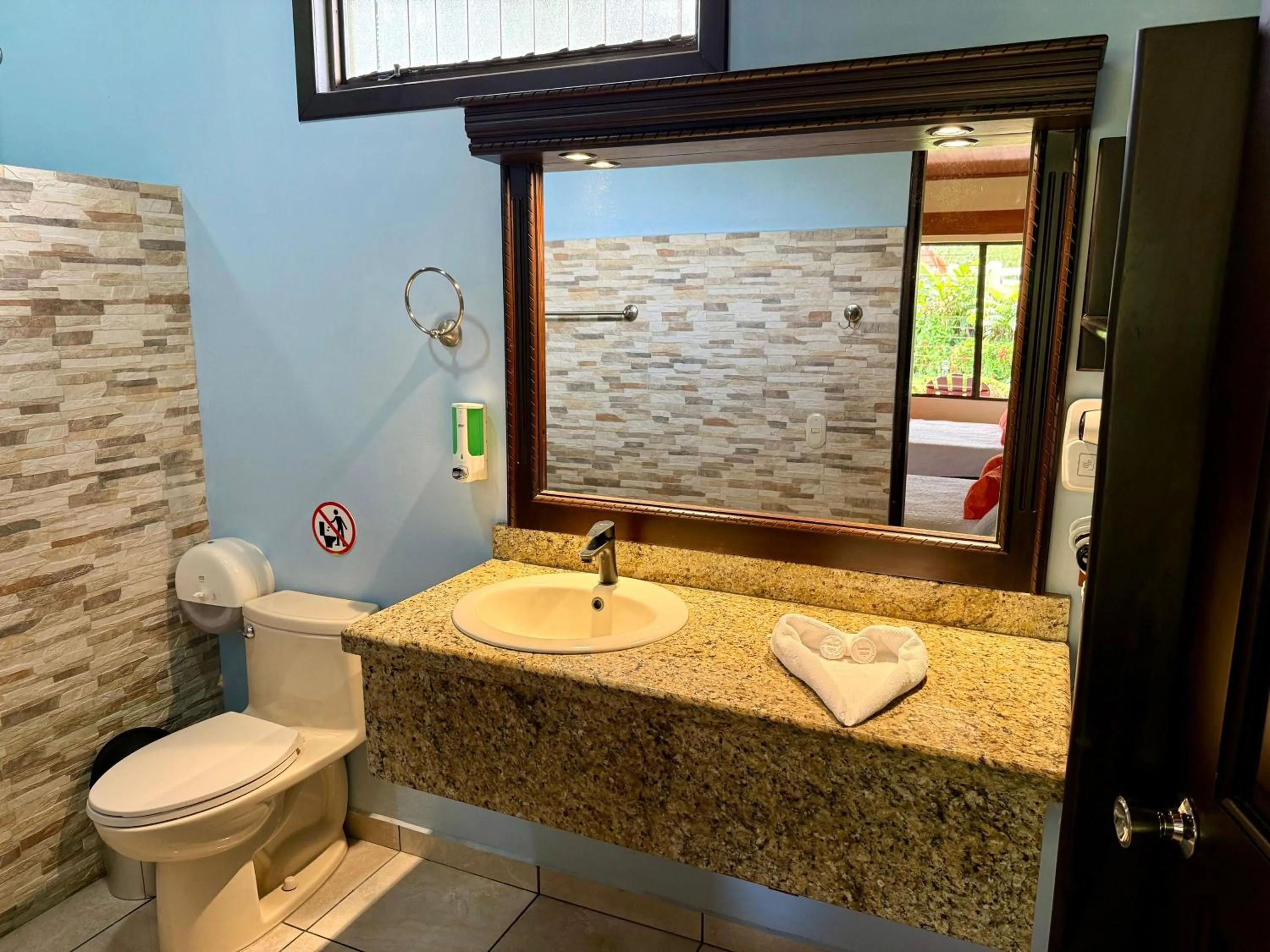 Bathroom in Hotel La Pradera del Arenal