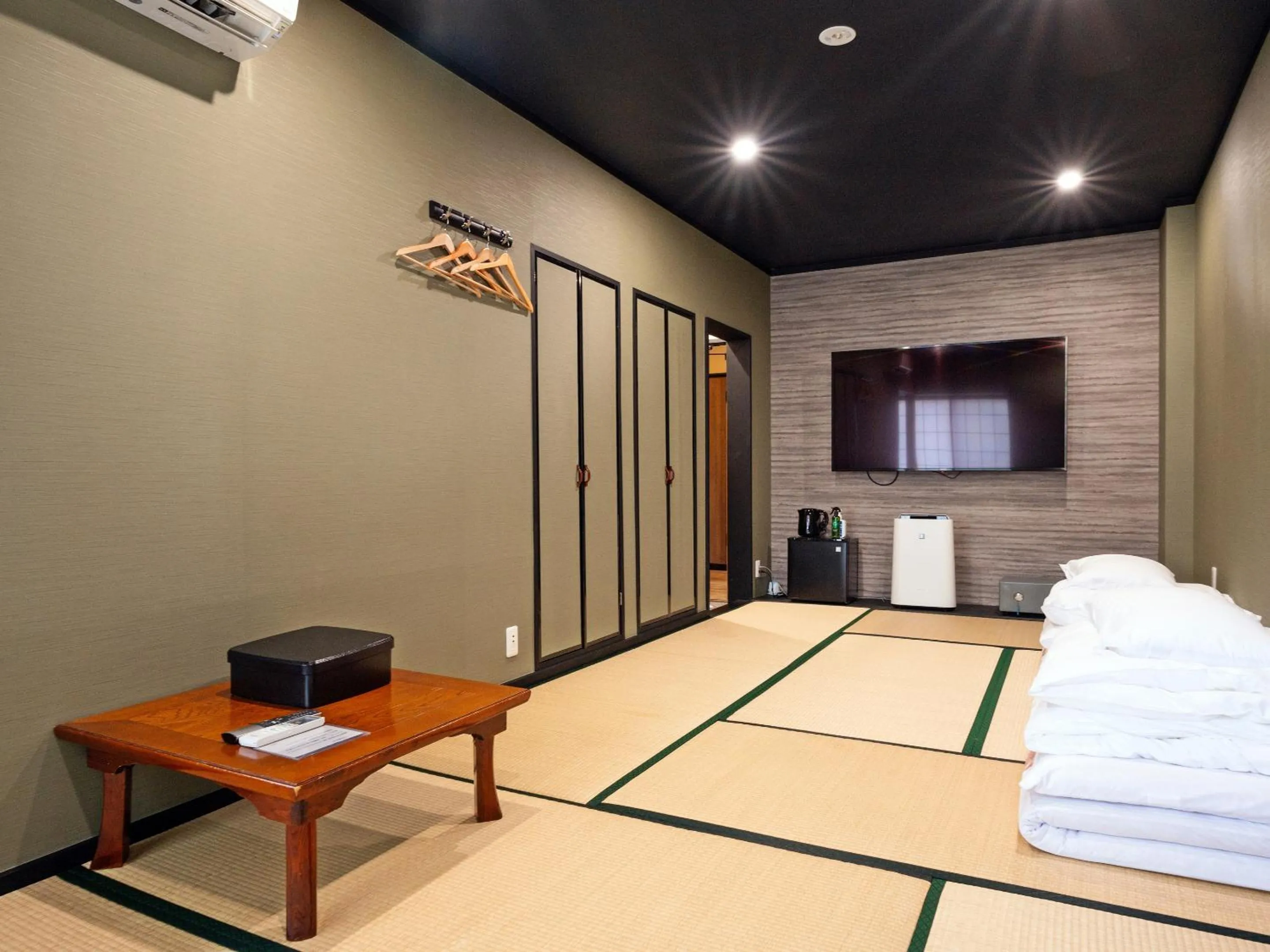 Photo of the whole room, Bed in SUIHOUEN