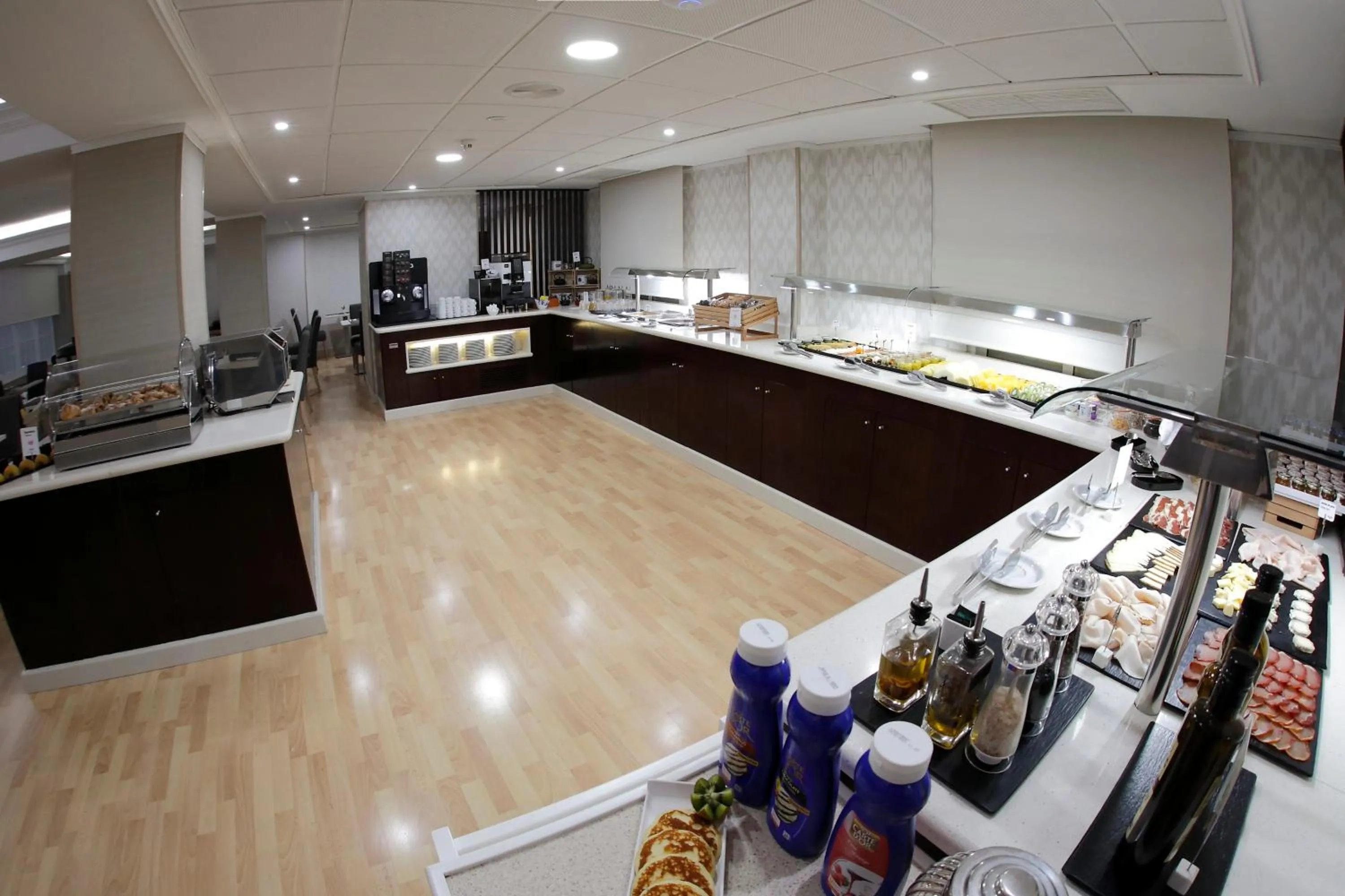 Restaurant/places to eat in Sercotel Carlos III