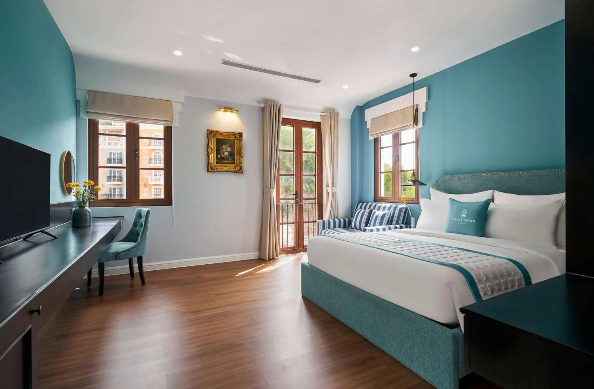 Bed in Times Corner Sorrento Hotel - Complimentary Sunset Town Tour 4pm to 5pm everyday