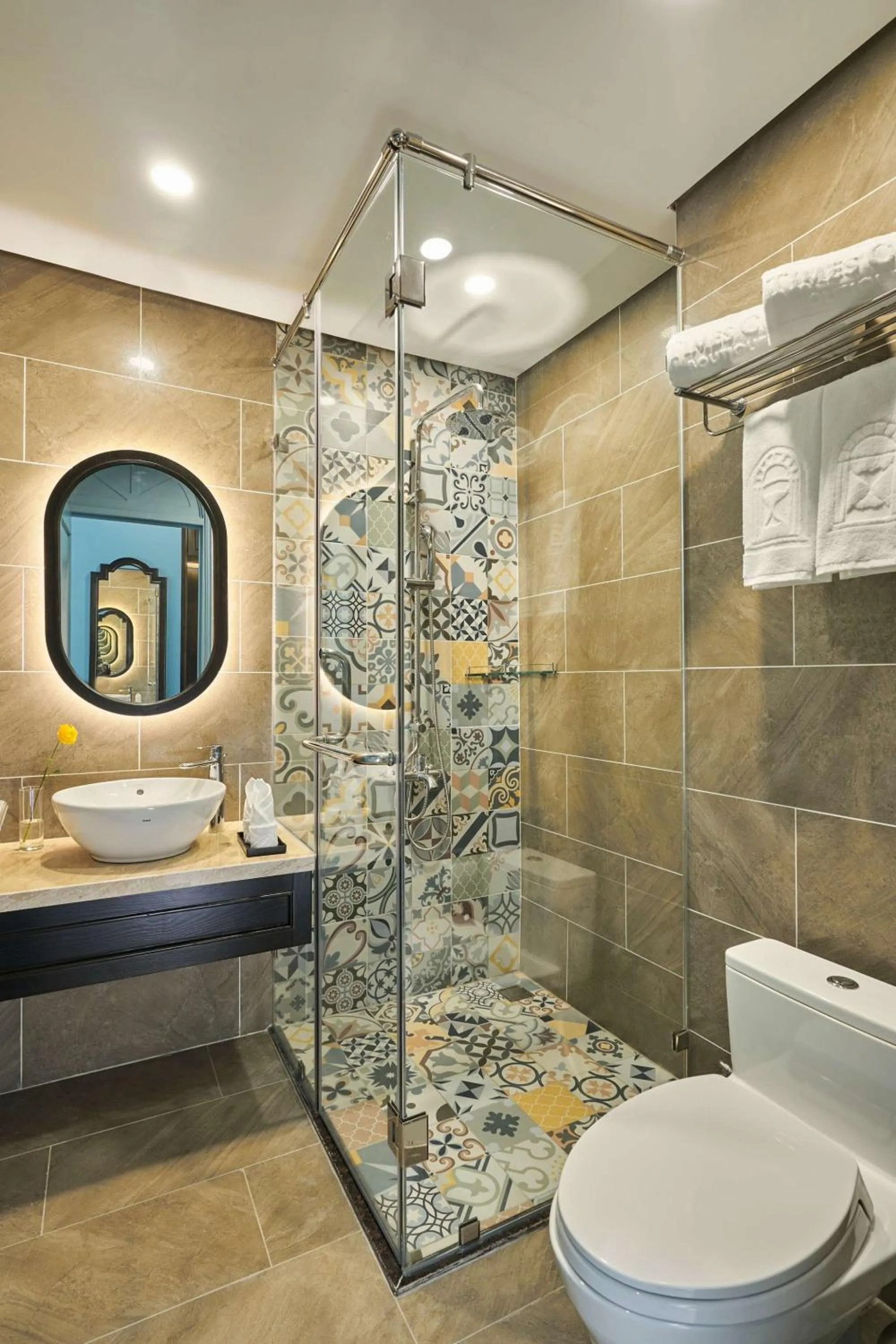 Shower in Times Corner Sorrento Hotel - Complimentary Sunset Town Tour 4pm to 5pm everyday