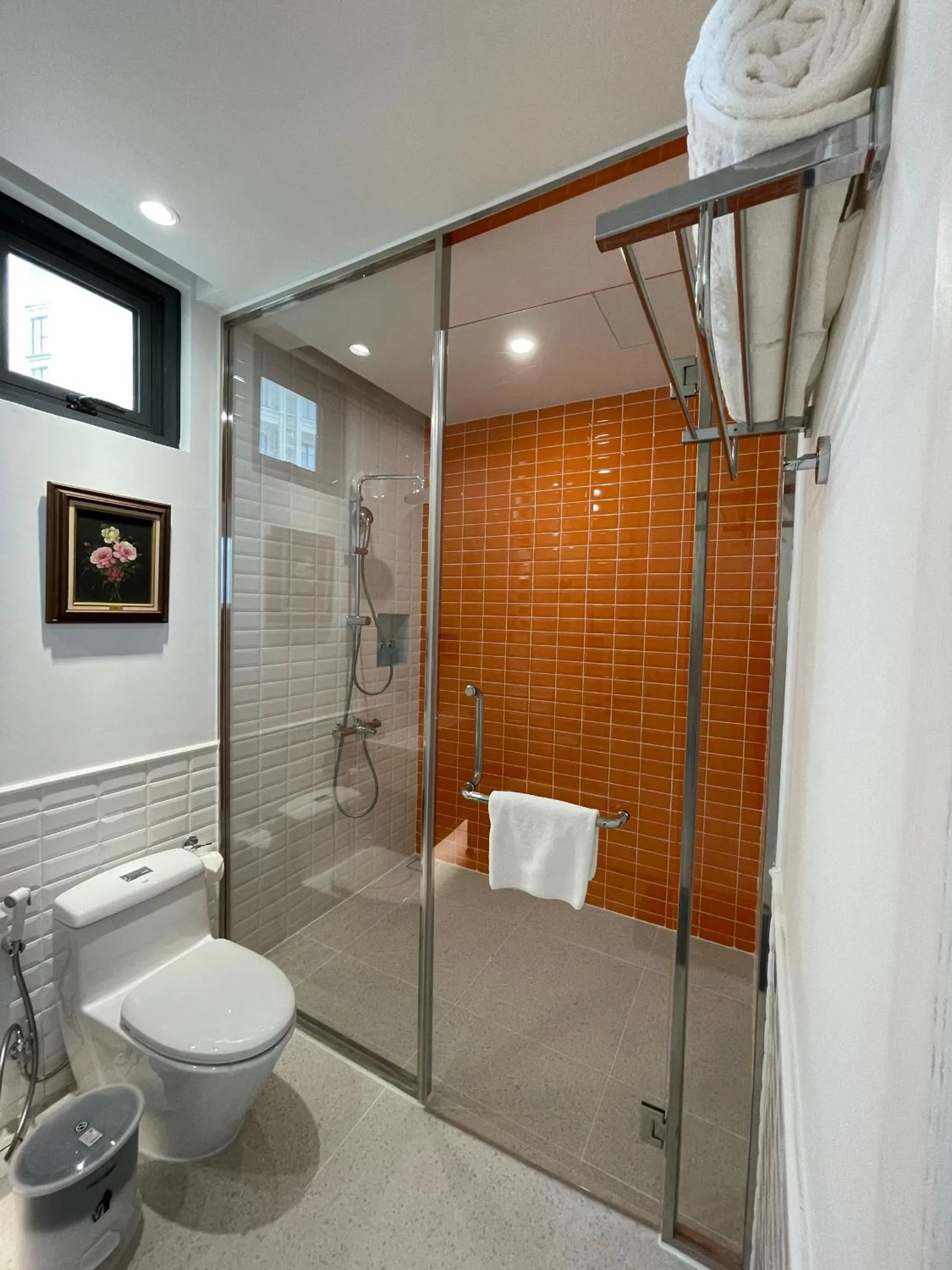 Shower in Times Corner Sorrento Hotel - Complimentary Sunset Town Tour 4pm to 5pm everyday