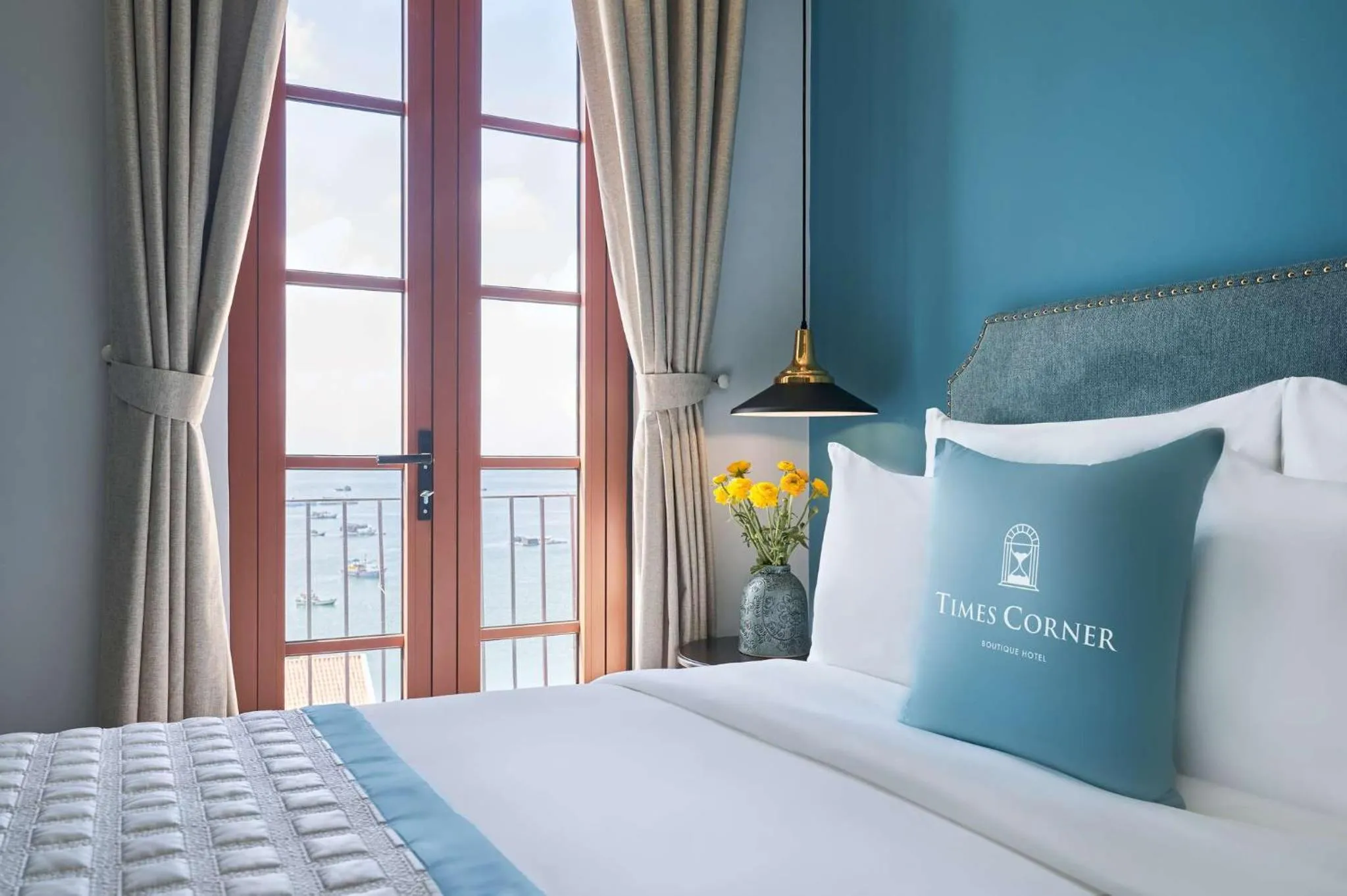 Bed in Times Corner Sorrento Hotel - Complimentary Sunset Town Tour 4pm to 5pm everyday