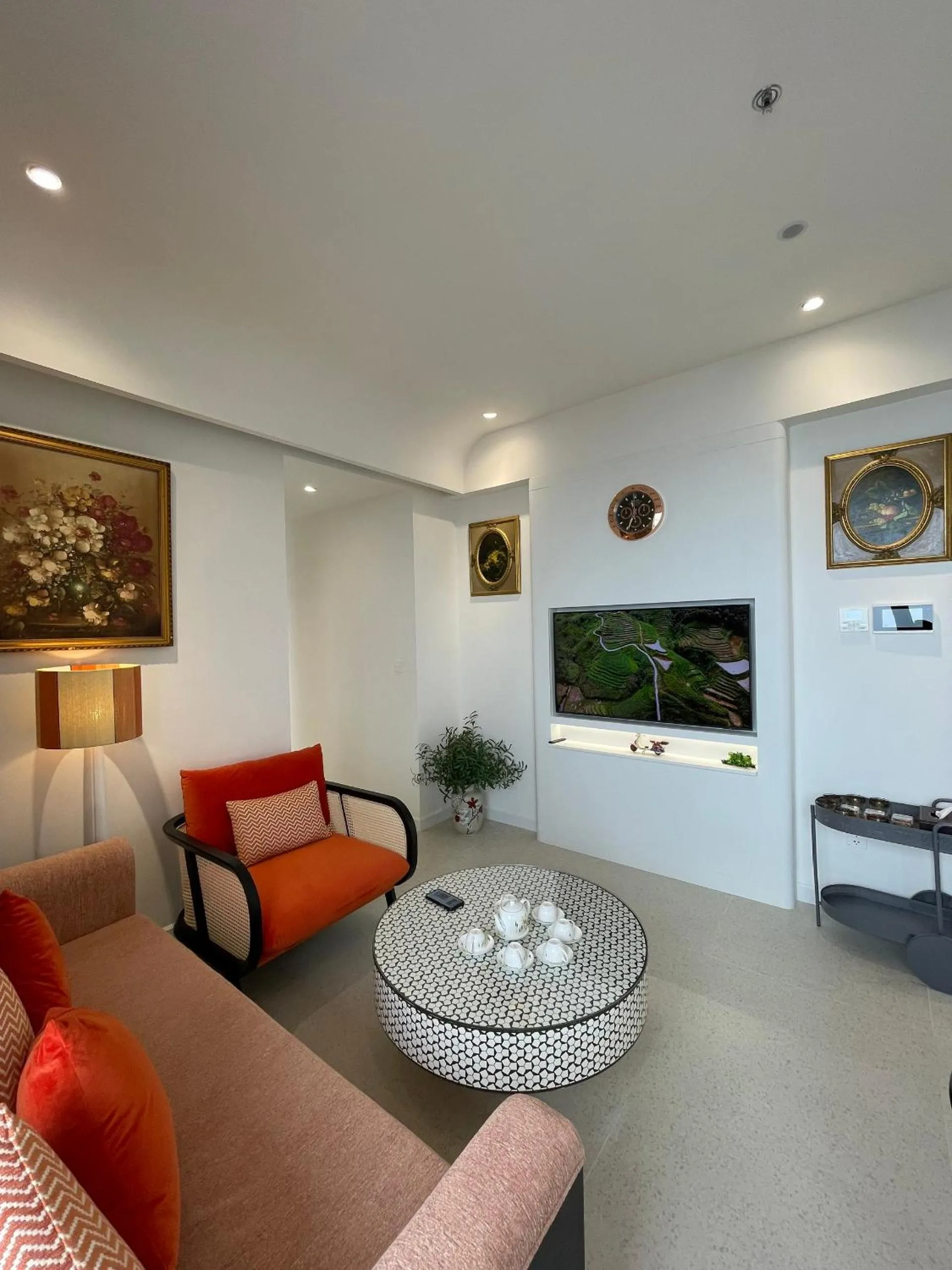 TV and multimedia in Times Corner Sorrento Hotel - Complimentary Sunset Town Tour 4pm to 5pm everyday