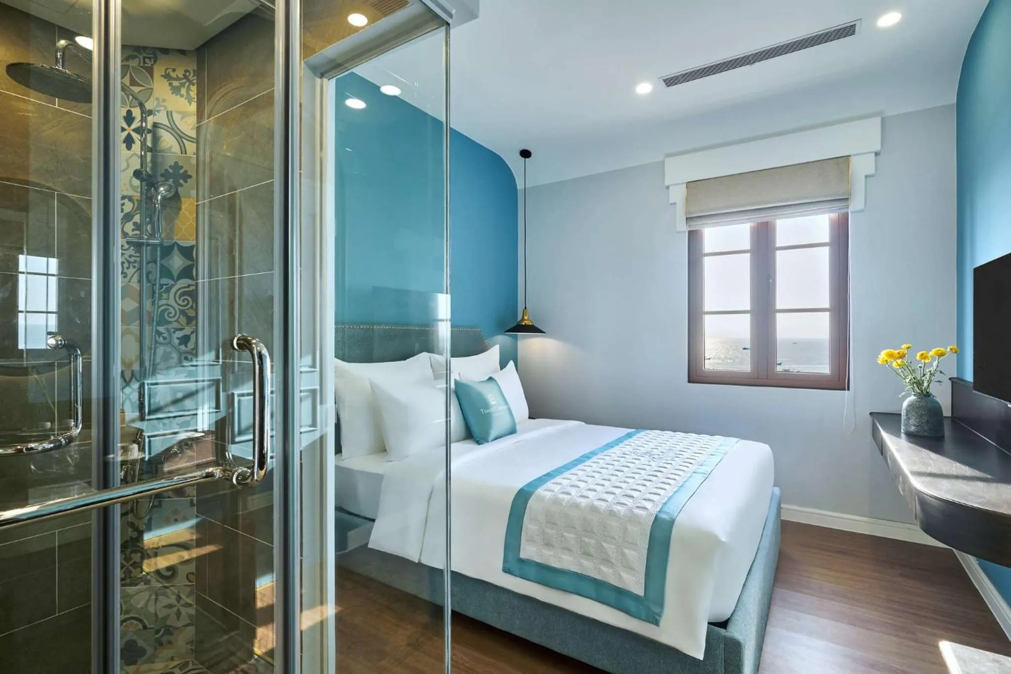 Bed in Times Corner Sorrento Hotel - Complimentary Sunset Town Tour 4pm to 5pm everyday