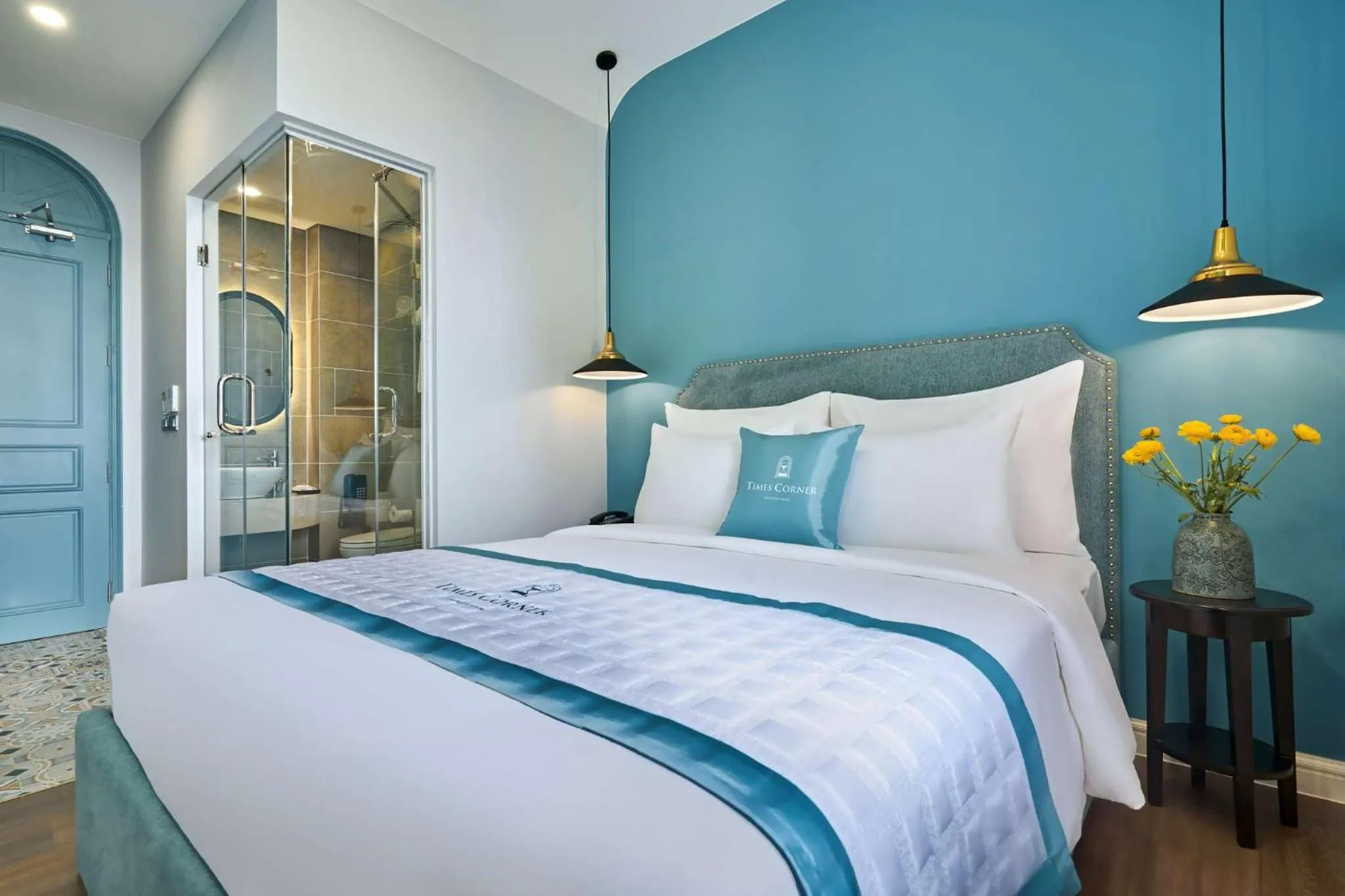 Bed in Times Corner Sorrento Hotel - Complimentary Sunset Town Tour 4pm to 5pm everyday