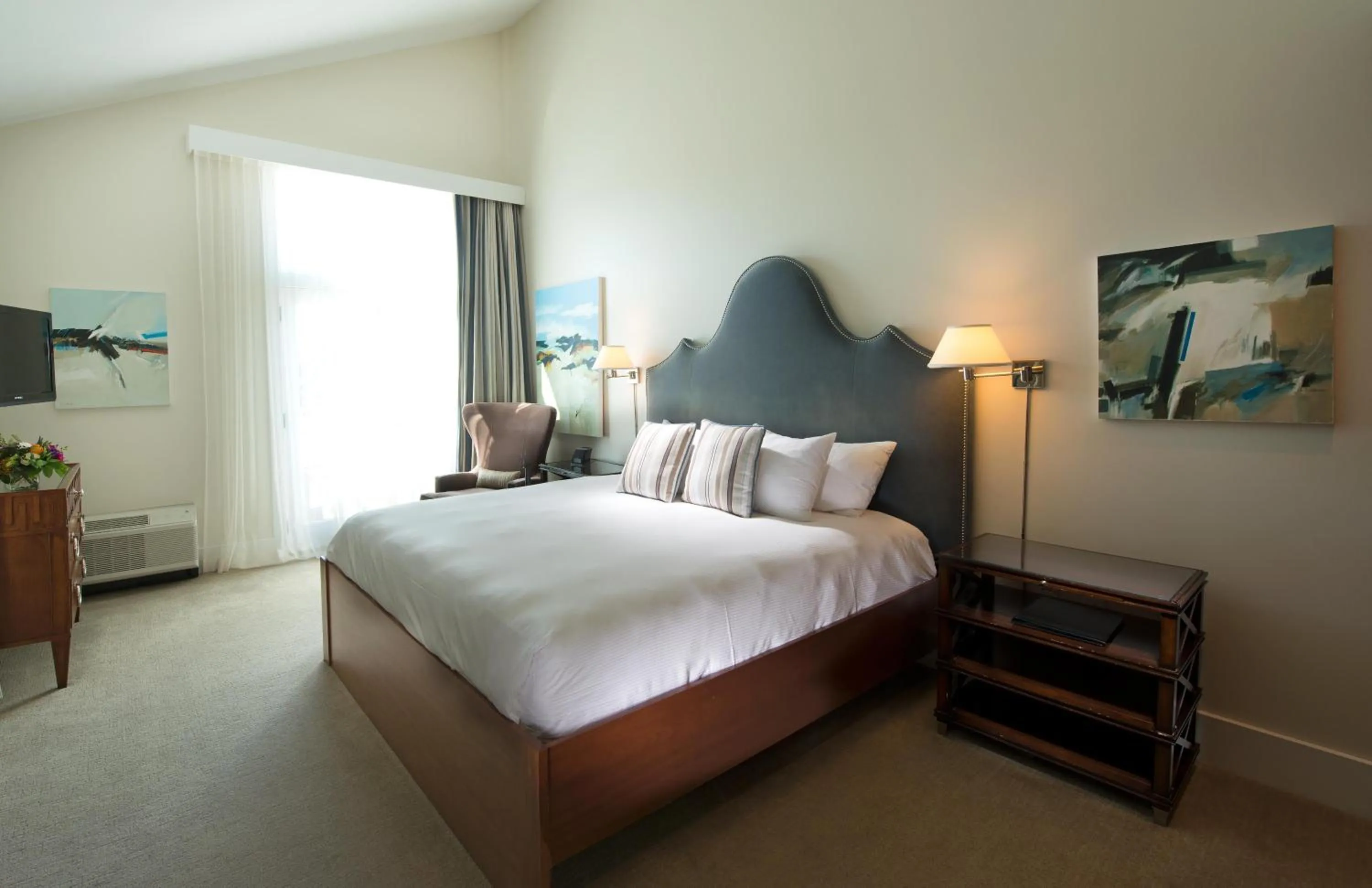 Photo of the whole room, Bed in The Boathouse