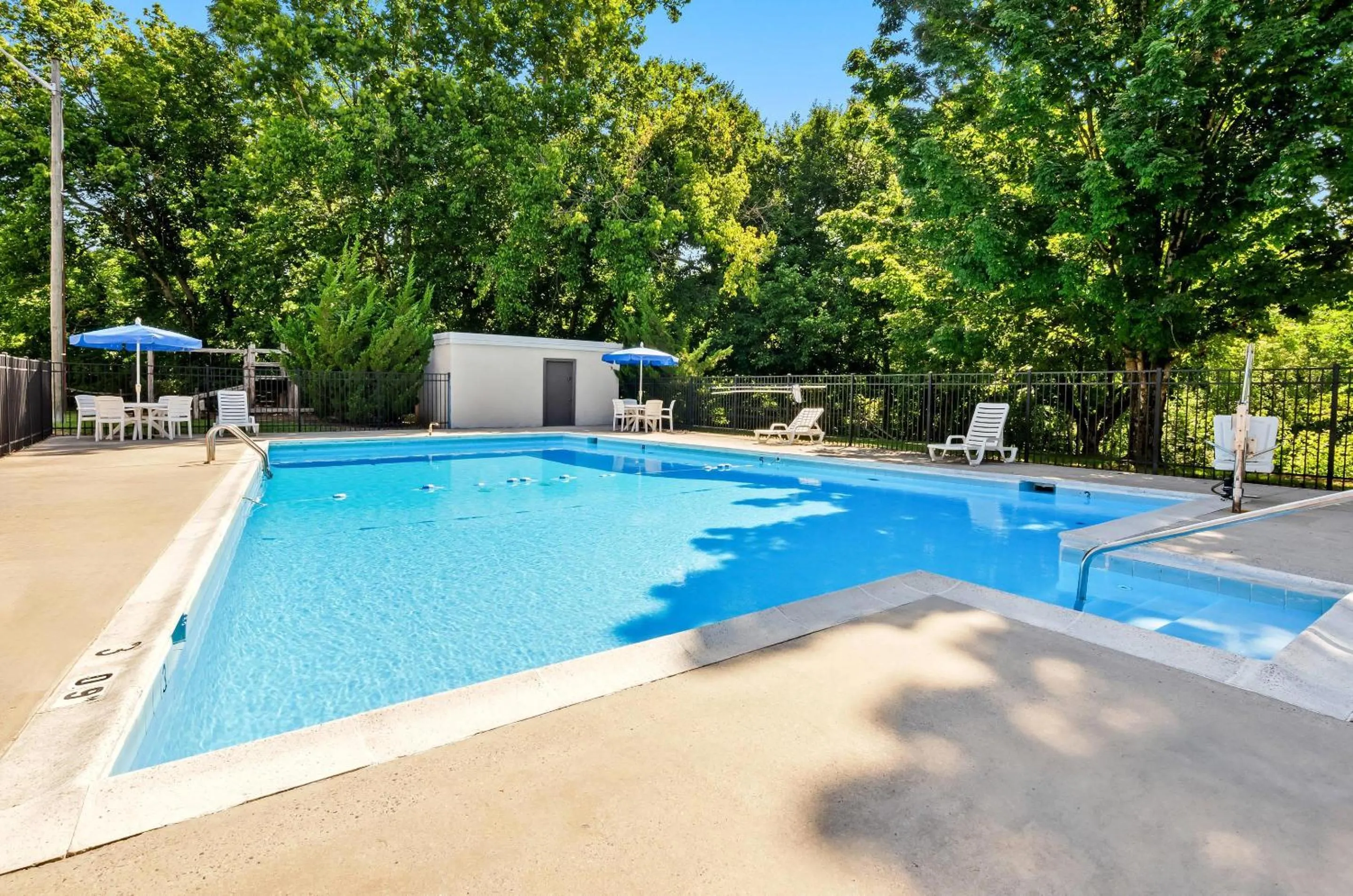 Swimming pool in Quality Inn Lexington