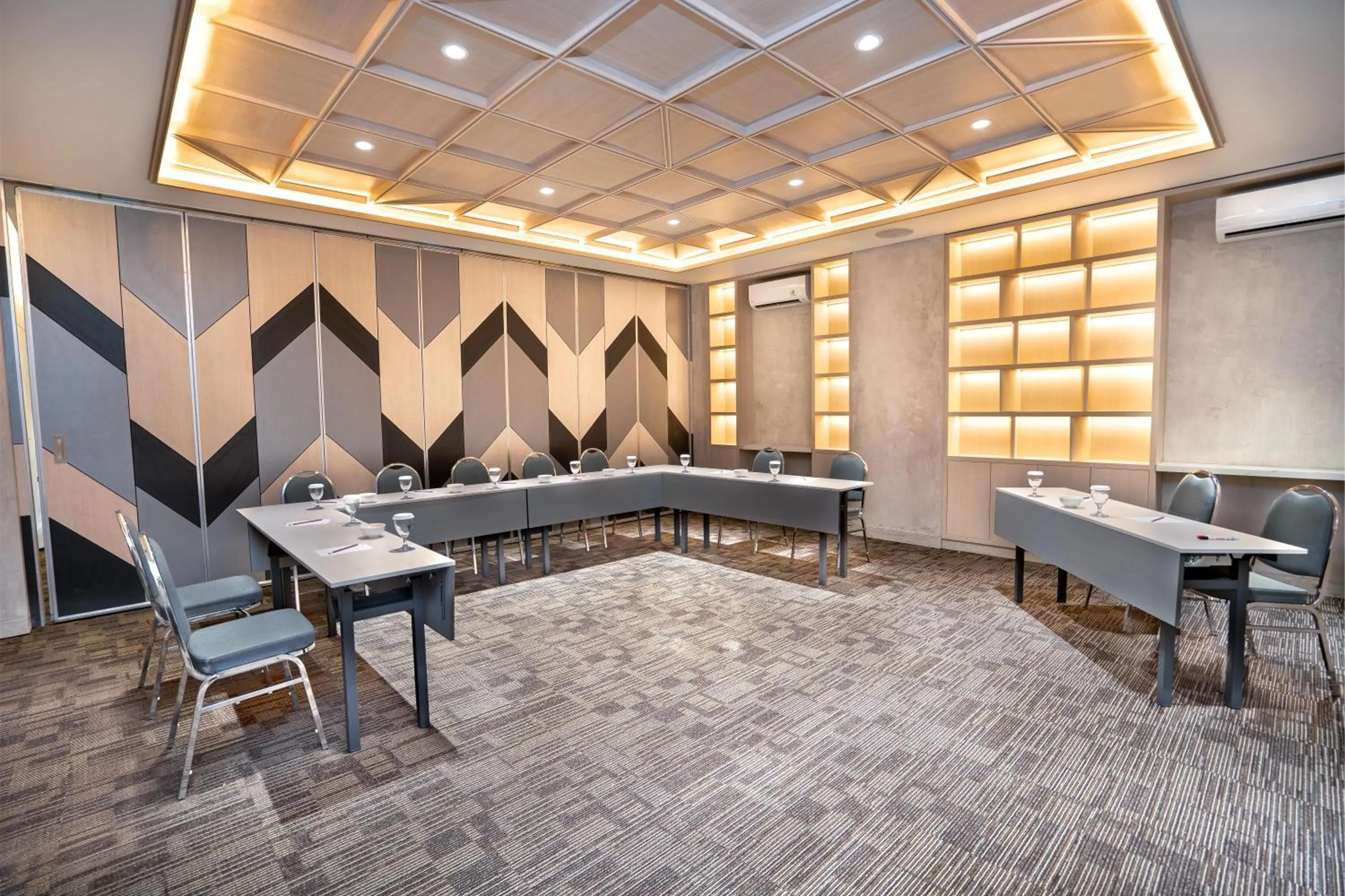 Restaurant/places to eat in FOX Lite Hotel Samarinda