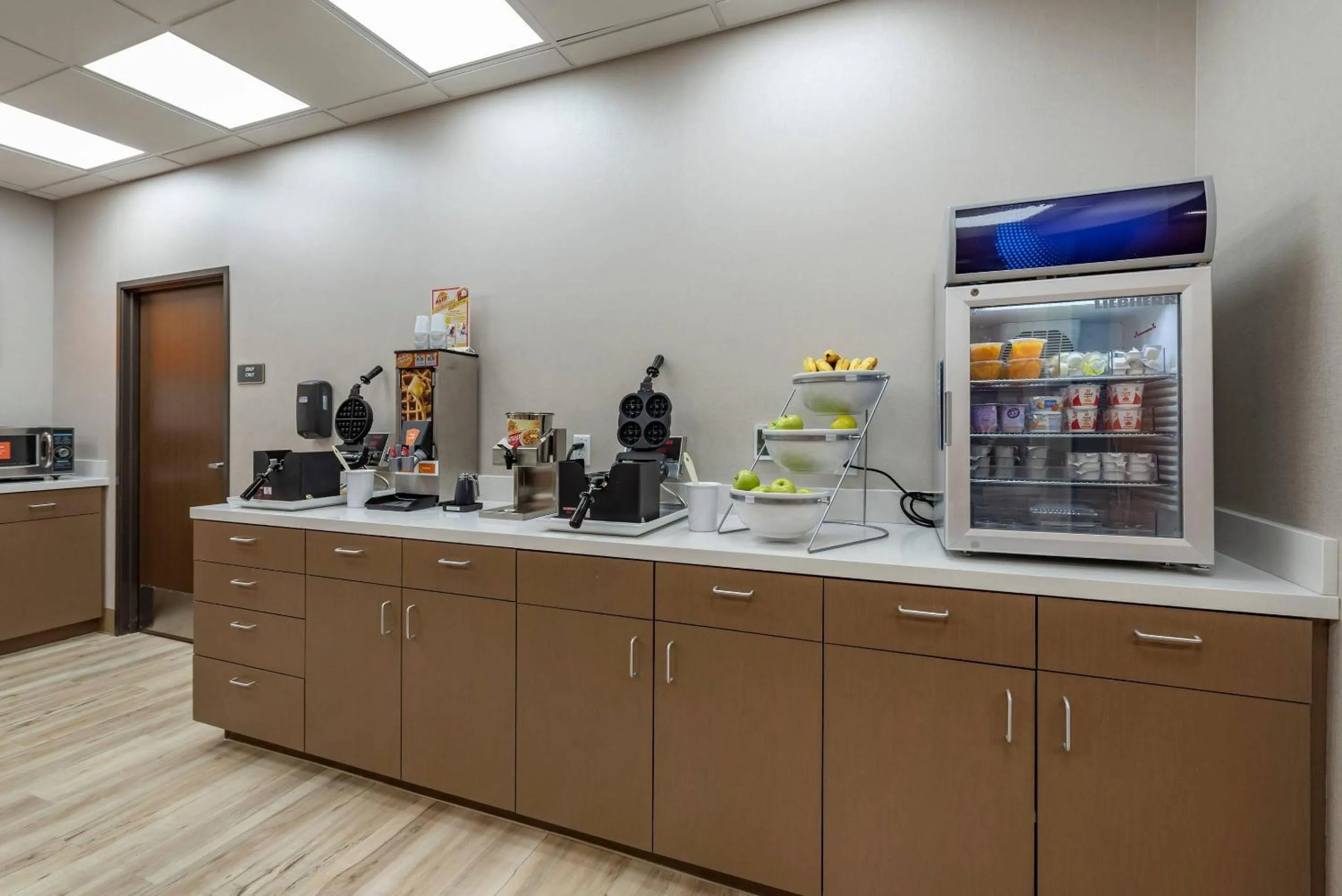 Breakfast in Comfort Suites Colorado Springs East - Medical Center Area