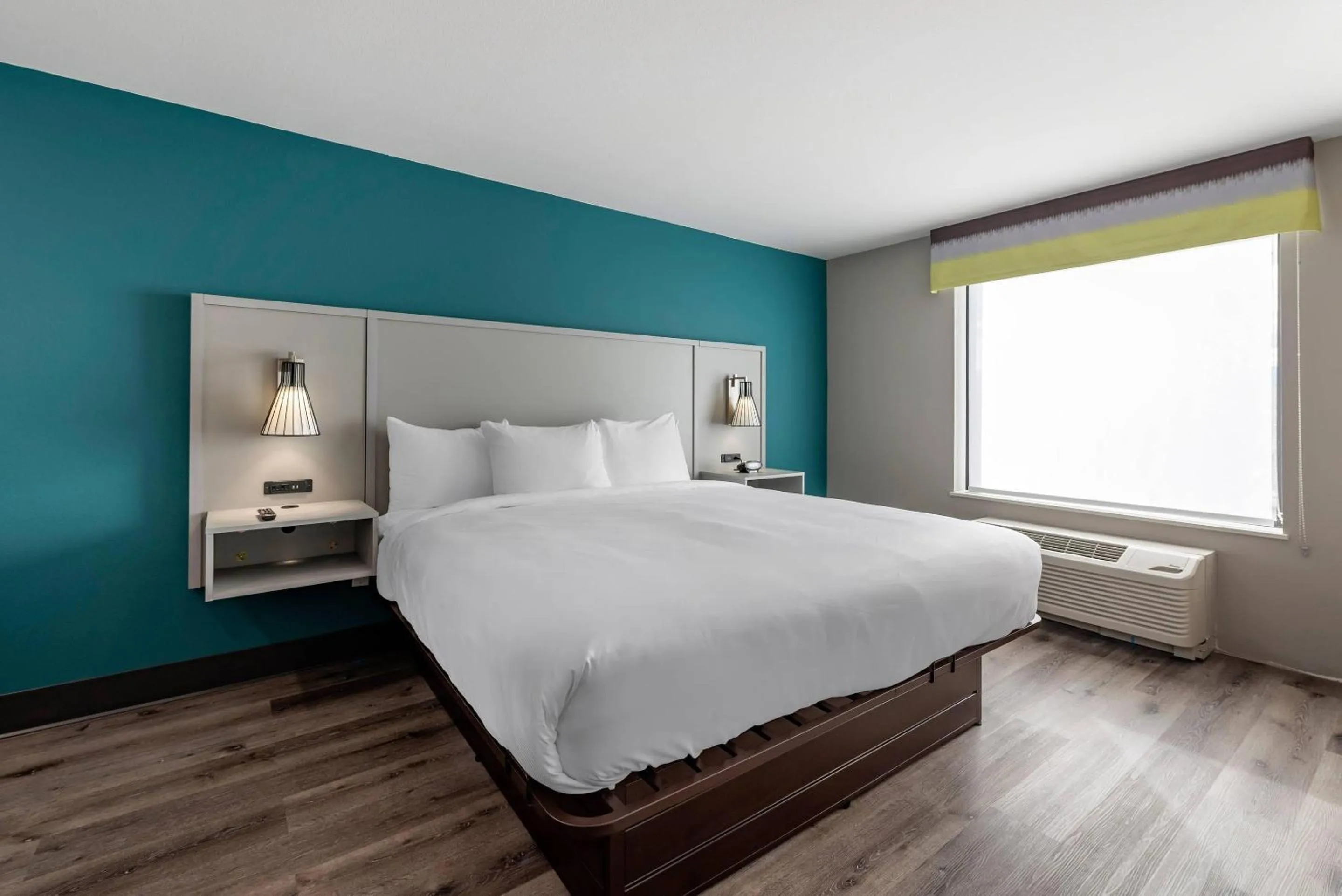 Bedroom, Bed in Comfort Suites Colorado Springs East - Medical Center Area