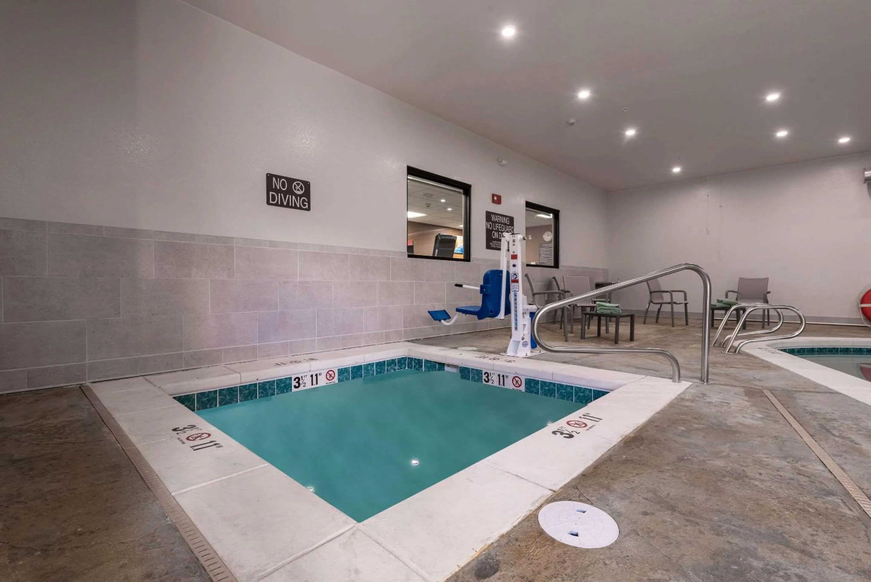 Swimming pool in MainStay Suites Colorado Springs East - Medical Center Area