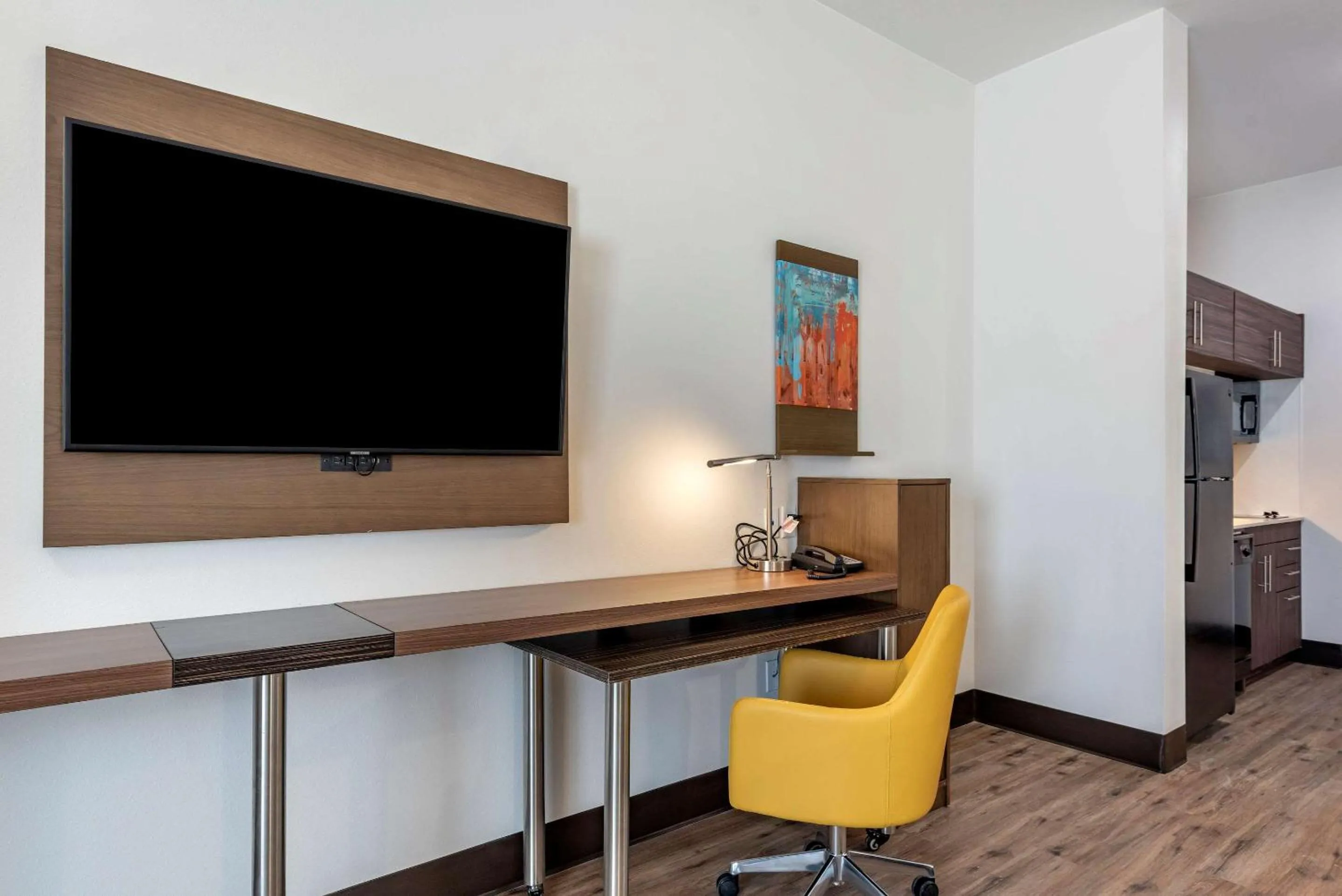 TV and multimedia in MainStay Suites Colorado Springs East - Medical Center Area