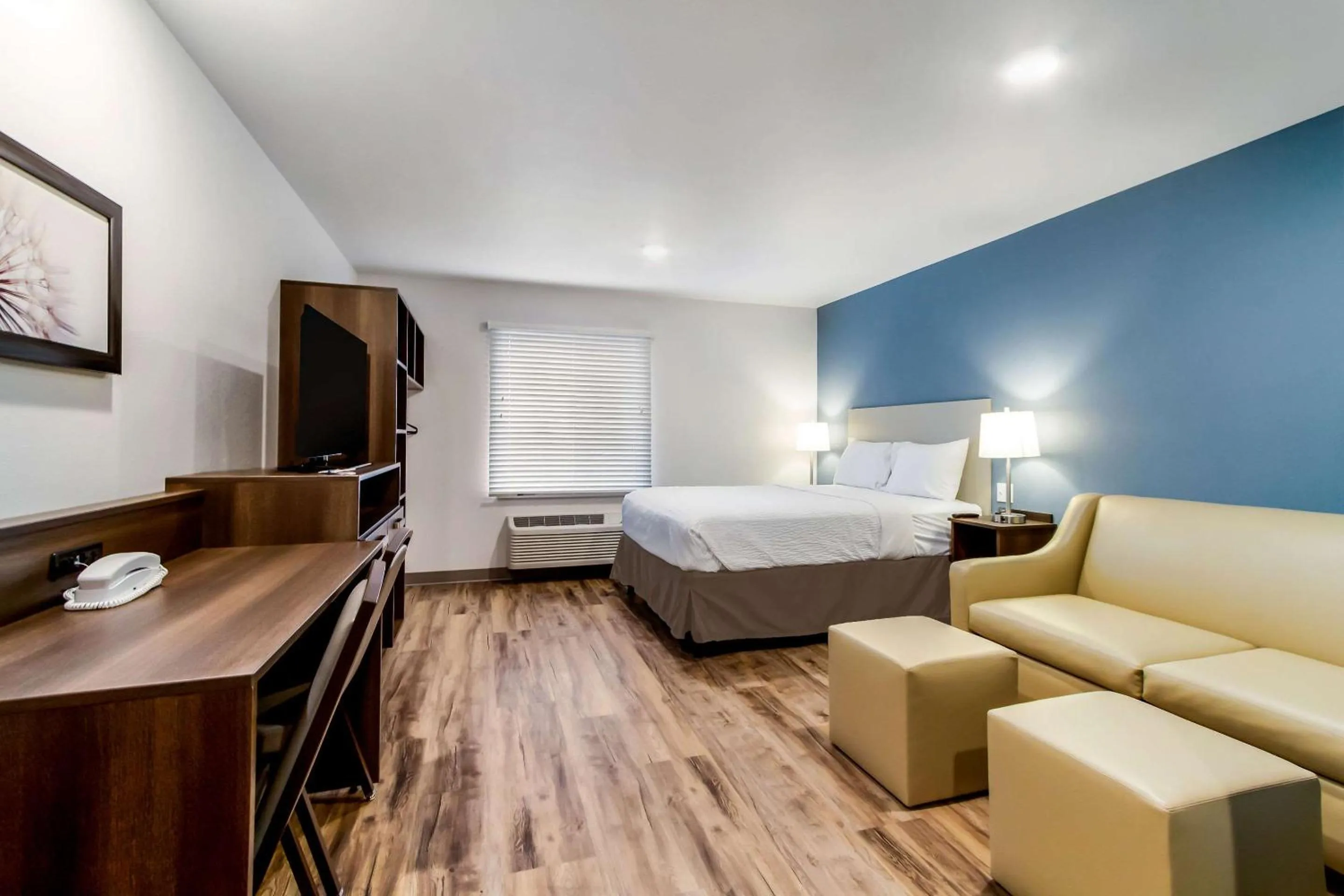 Bedroom, Bed in WoodSpring Suites Harrisburg Linglestown