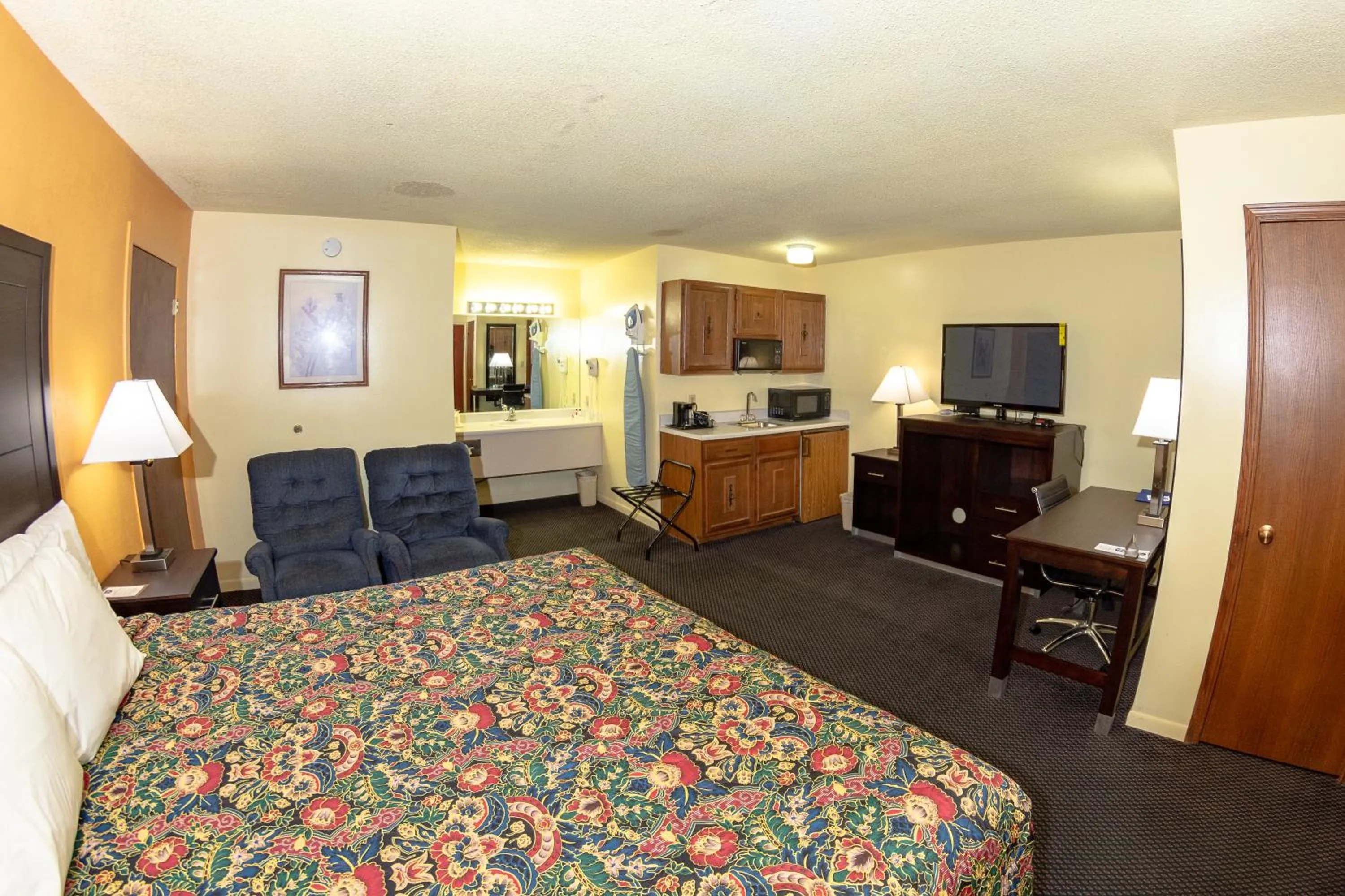 Bed in Americas Best Value Inn Chanute