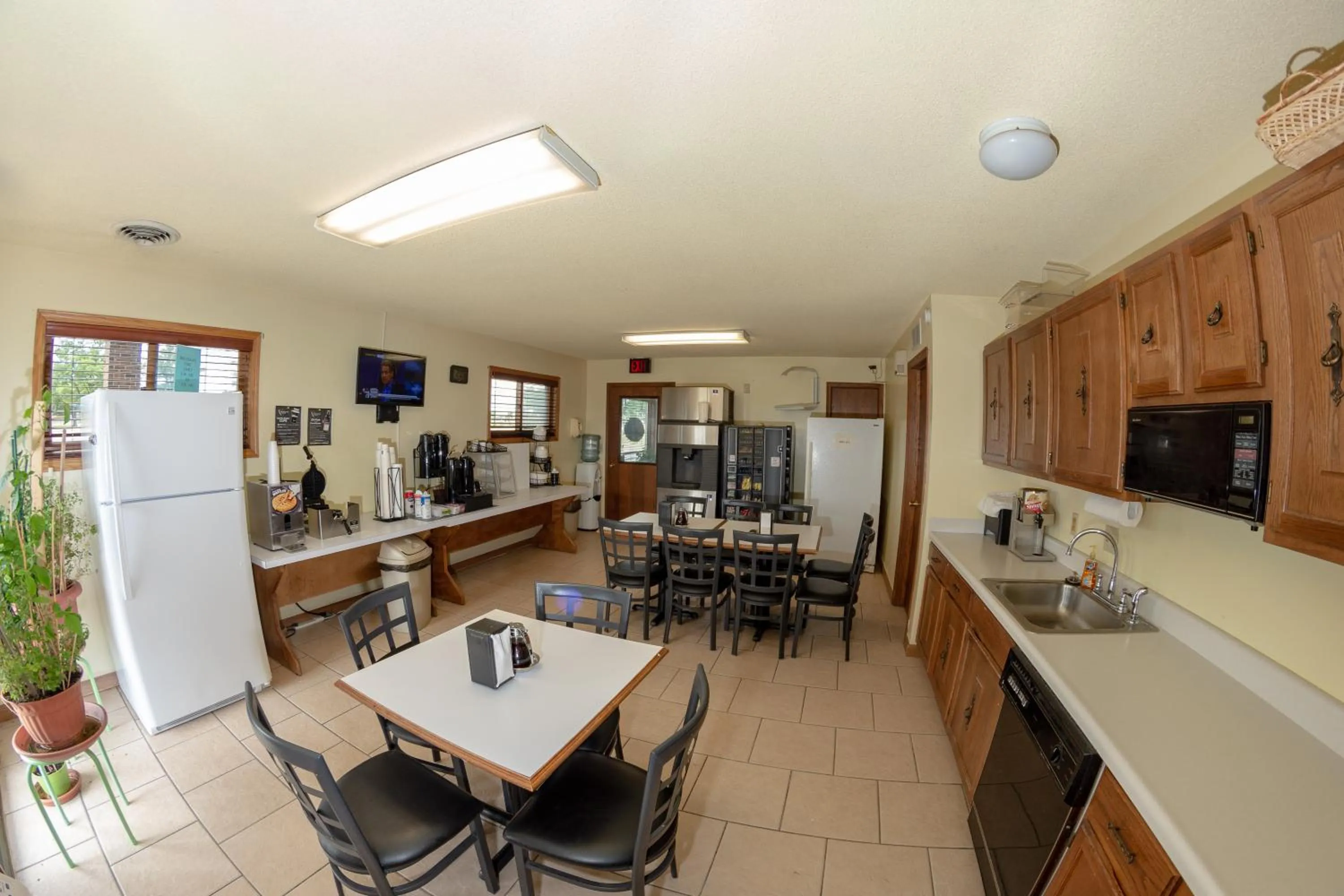 Dining area in Americas Best Value Inn Chanute