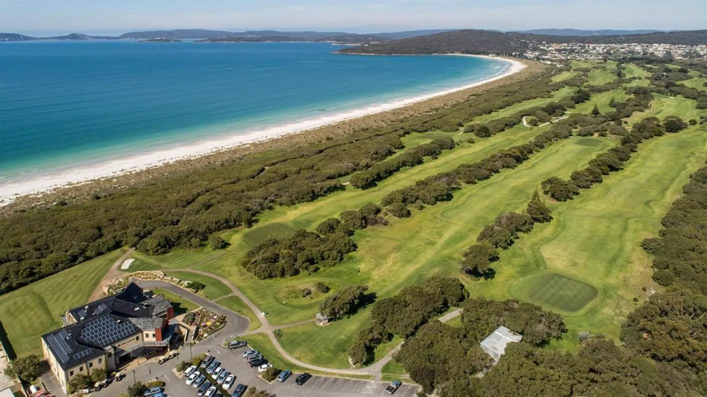 Golfcourse in BIG4 Middleton Beach Holiday Park