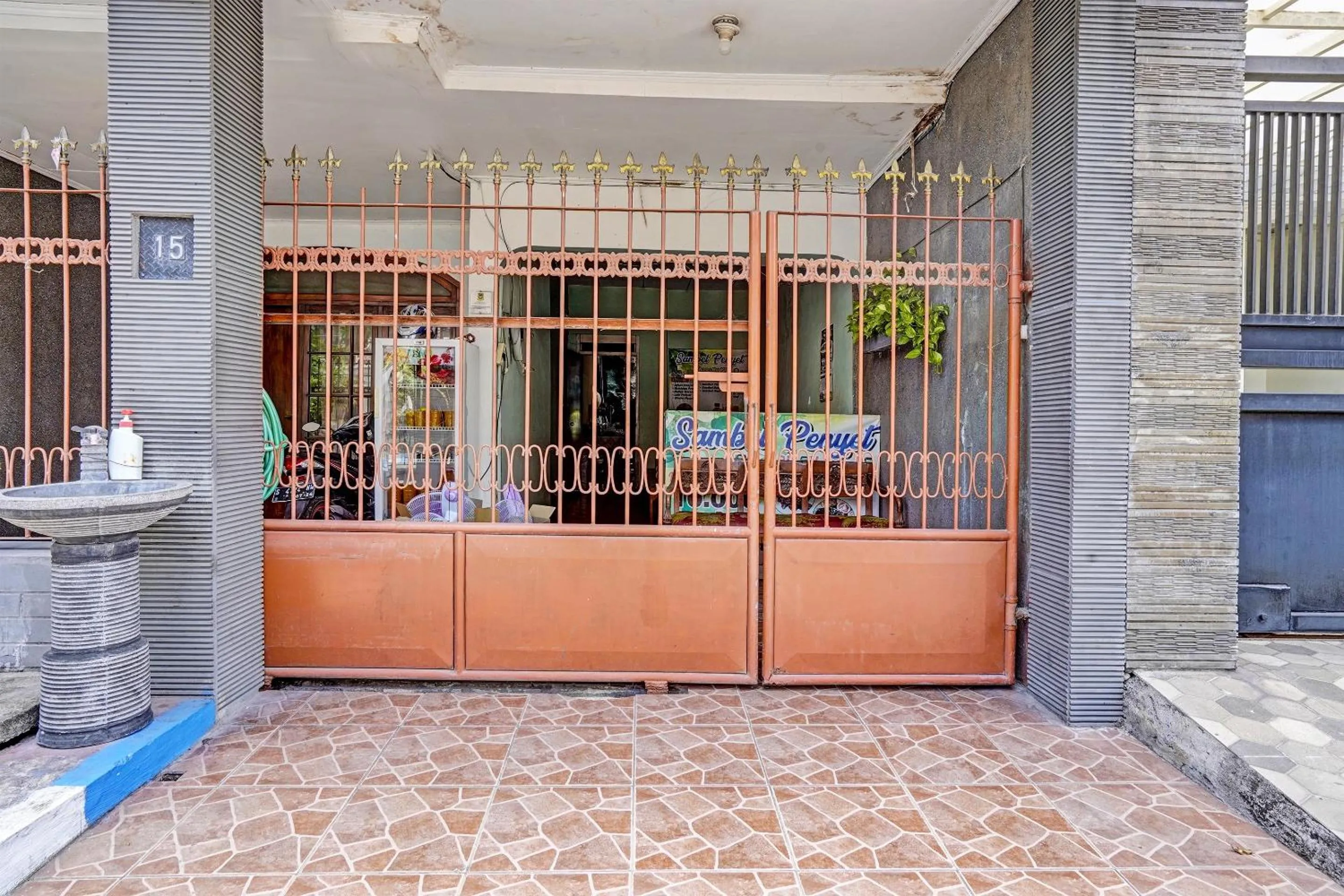 Facade/entrance in SPOT ON 91716 Kost Yy Syariah