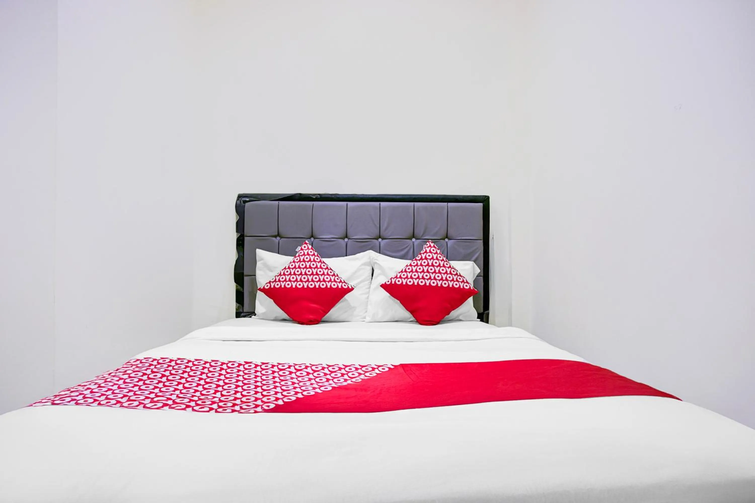 Bedroom, Bed in Hotel O Balige City Near Tugu Juara Monang