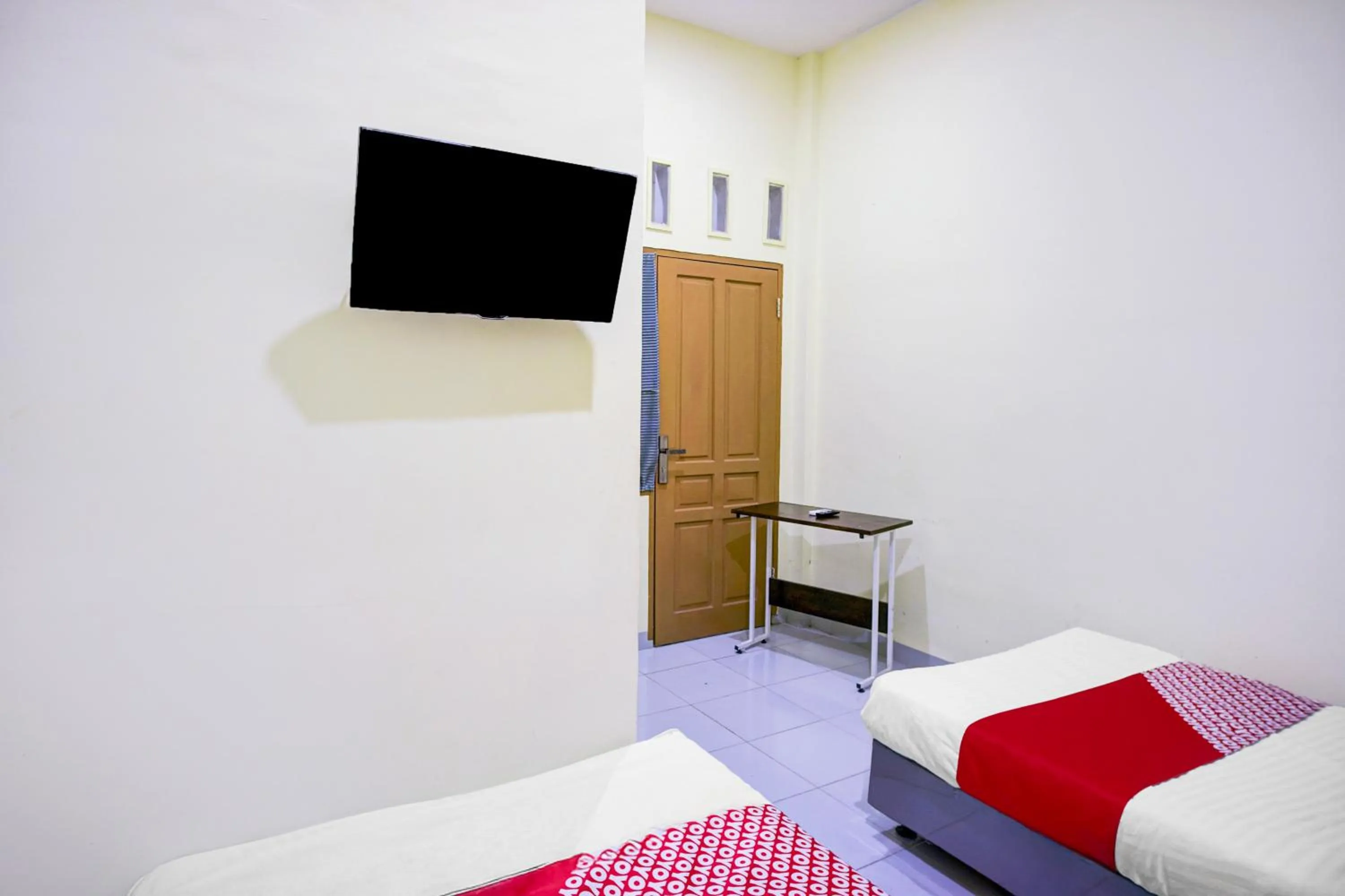 Bedroom, Bed in Hotel O Balige City Near Tugu Juara Monang