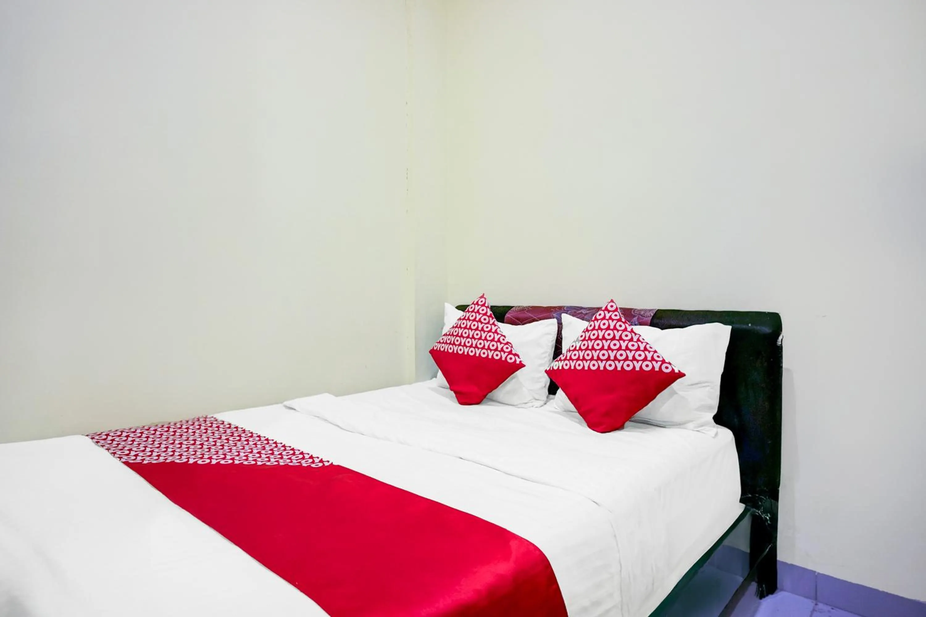 Bedroom, Bed in Hotel O Balige City Near Tugu Juara Monang