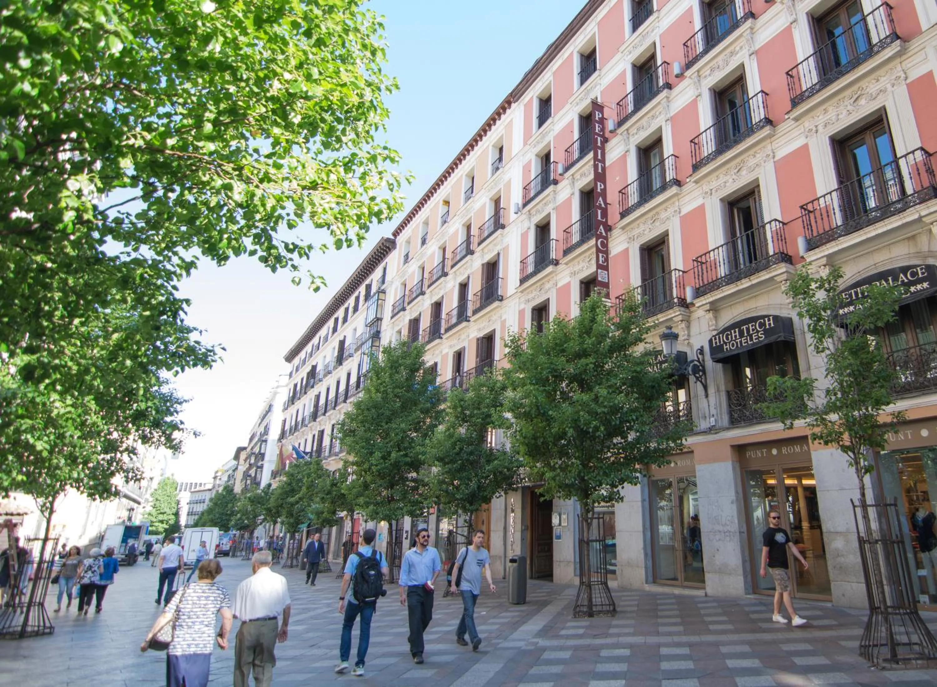 Facade/entrance in Petit Palace Arenal