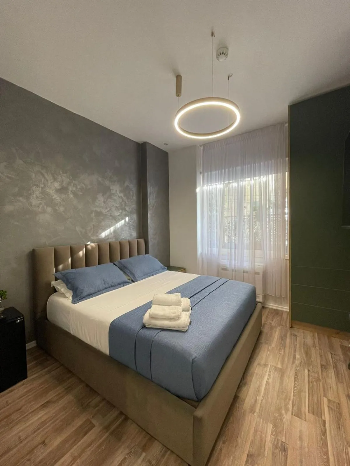 Photo of the whole room, Bed in Peaky Hotel