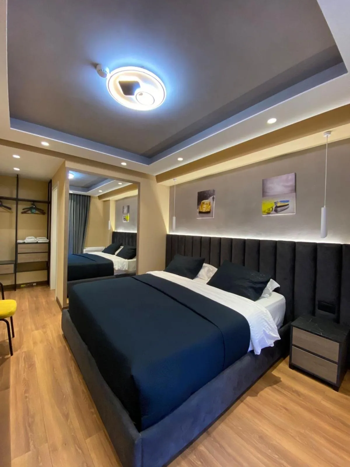 Photo of the whole room, Bed in Peaky Hotel