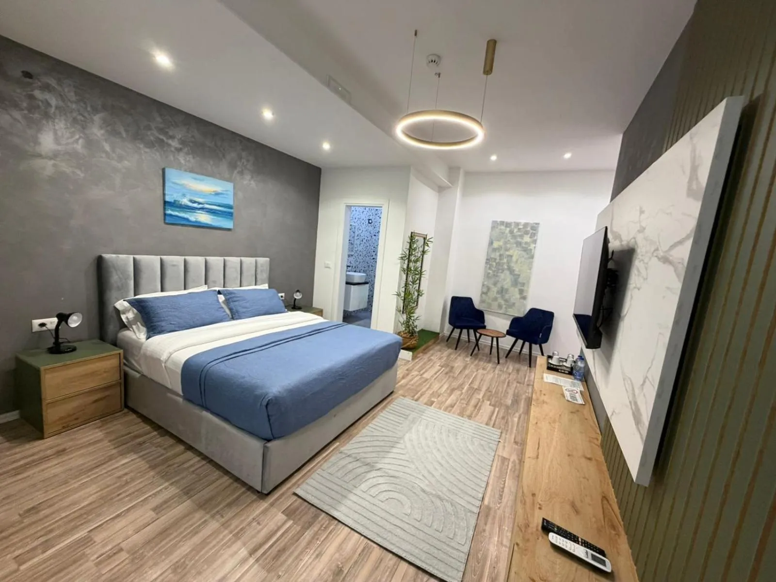 Photo of the whole room, Bed in Peaky Hotel