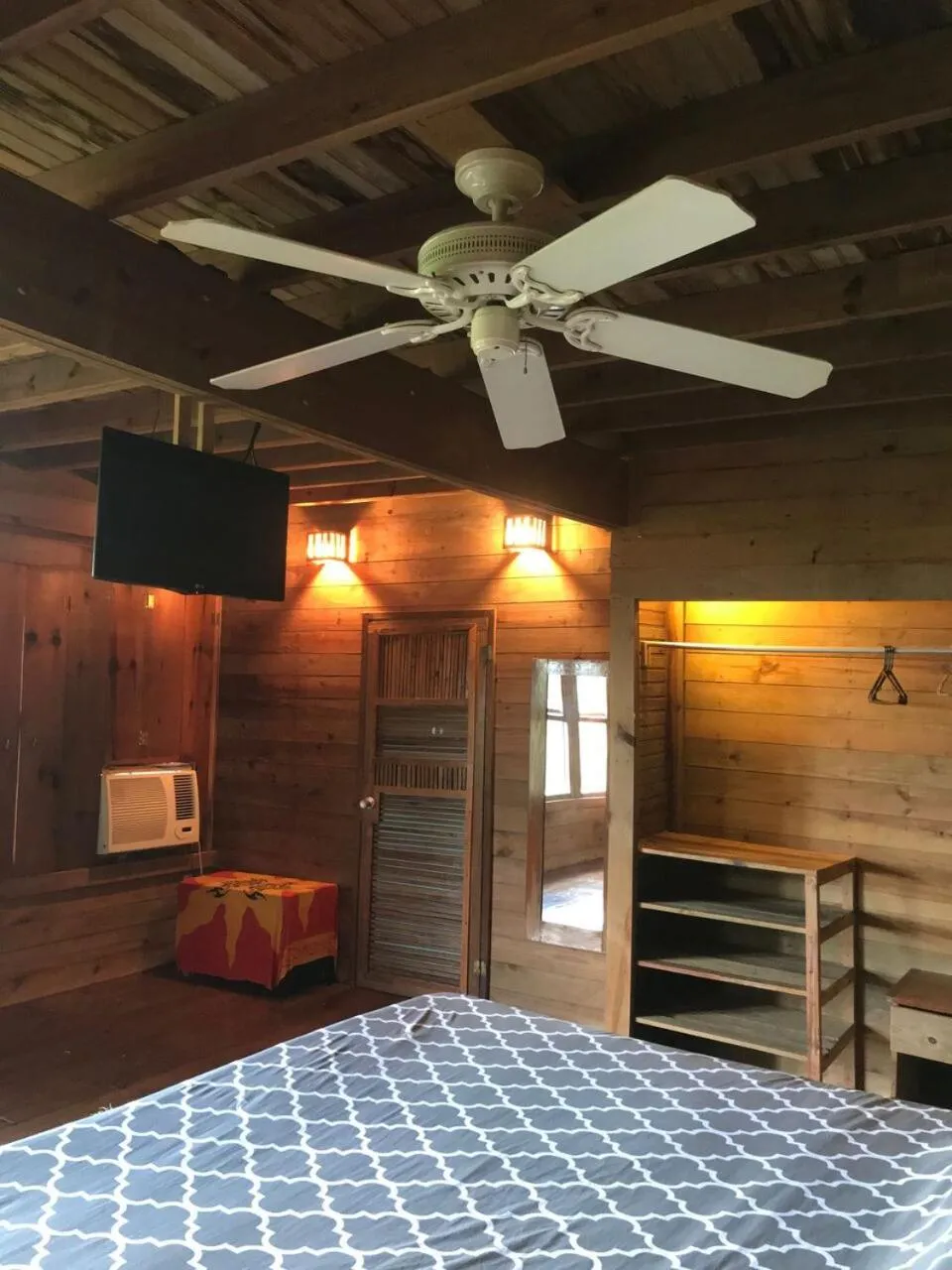 Communal lounge/ TV room, Bed in Roatan Bed & Breakfast Apartments