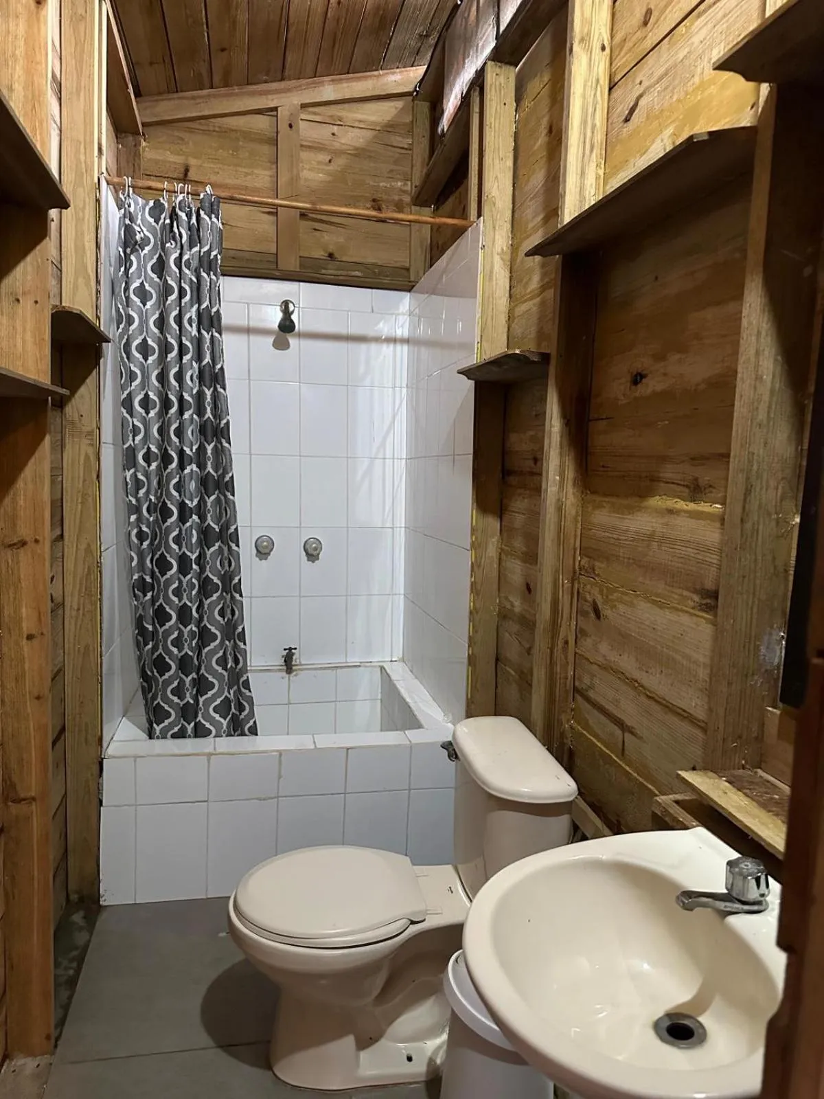 Shower in Roatan Bed & Breakfast Apartments