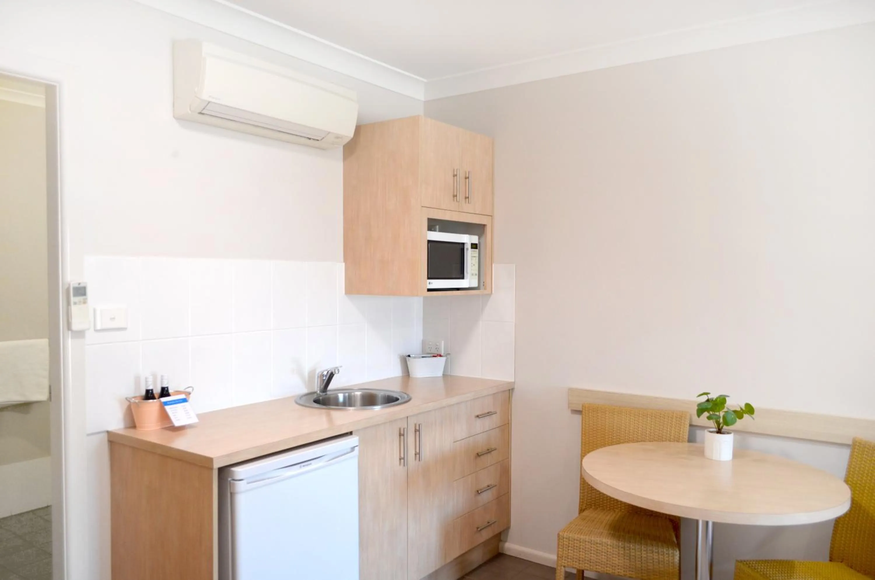Kitchen or kitchenette in Mackellar Motel