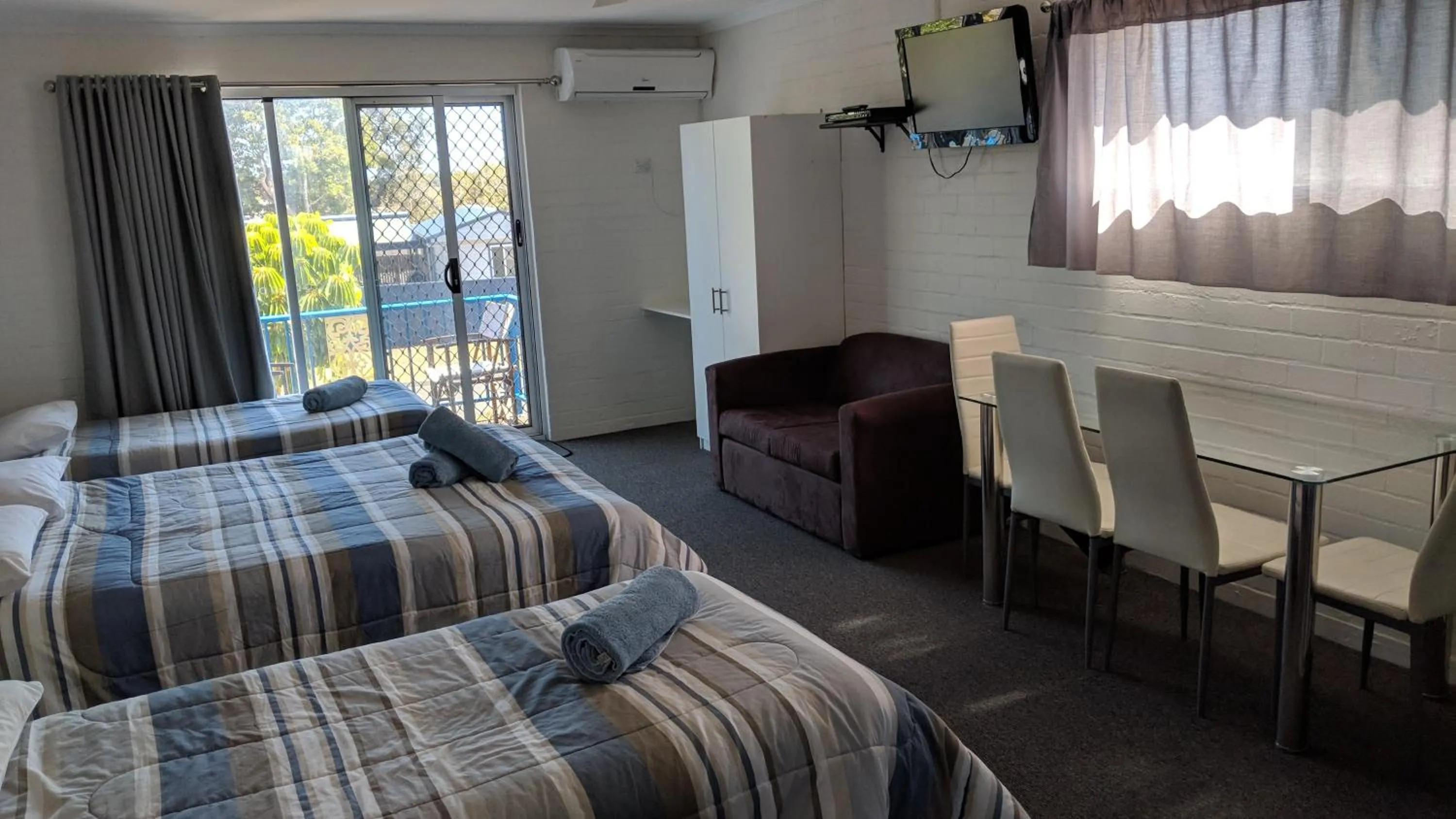 Photo of the whole room, Bed in Harrington Village Motel