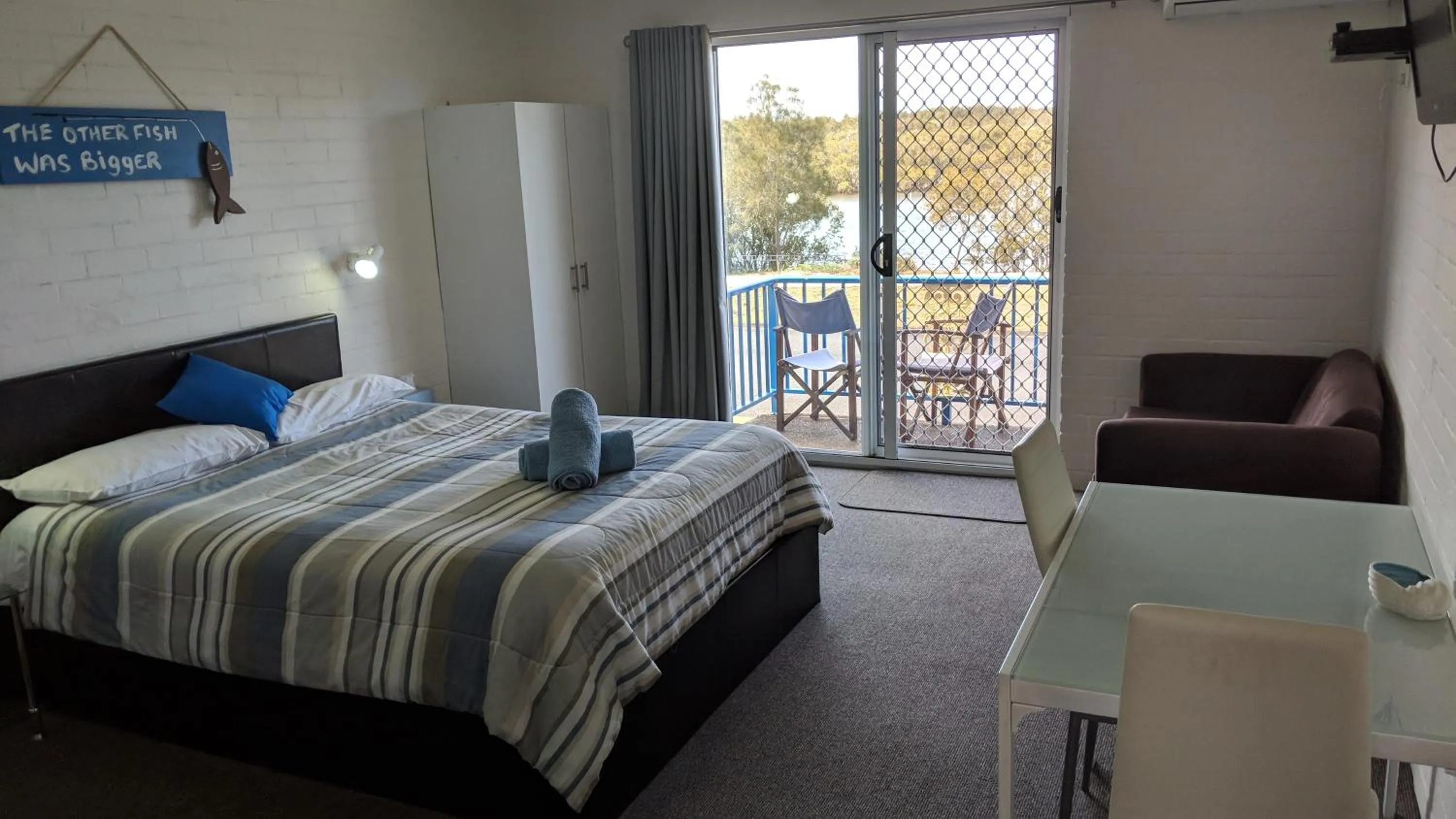 Photo of the whole room, Bed in Harrington Village Motel