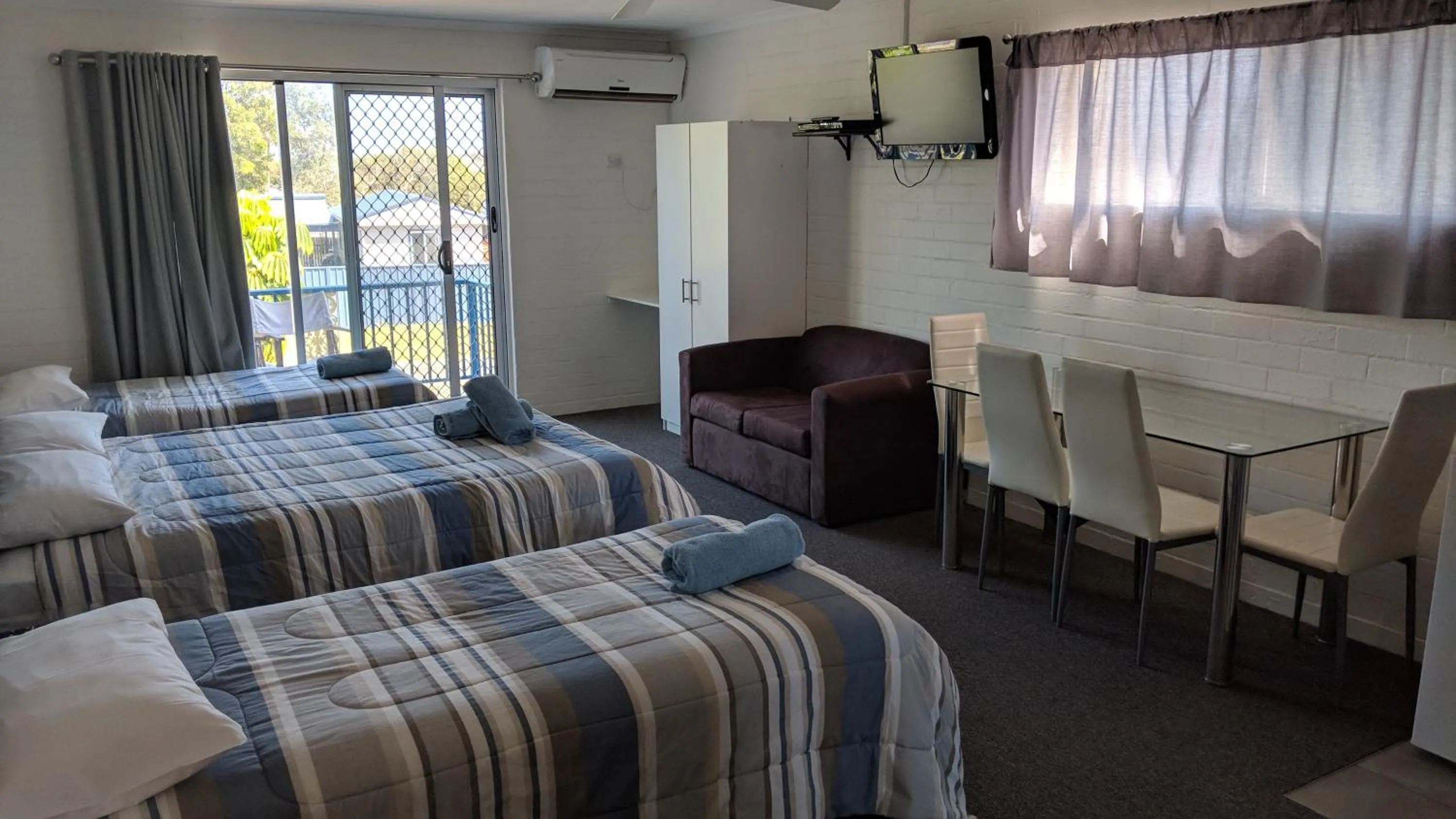 Photo of the whole room, Bed in Harrington Village Motel