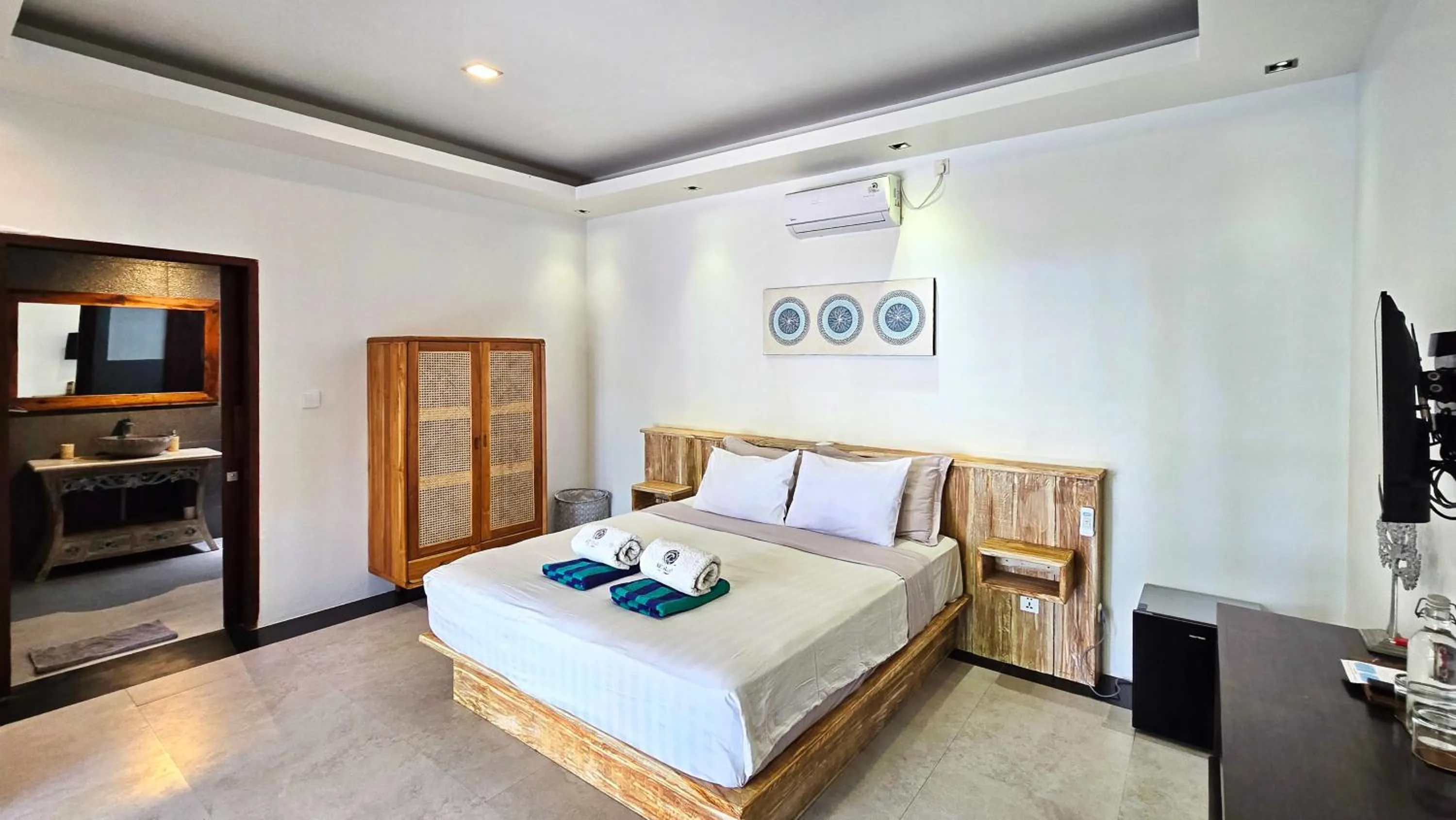 Photo of the whole room, Bed in Kies Villas Lombok