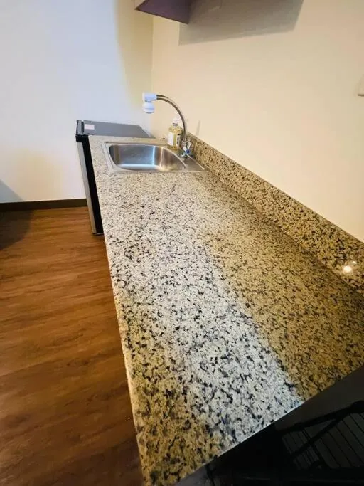 Stylish 1 bedroom condo with pool view and Fast WIFI