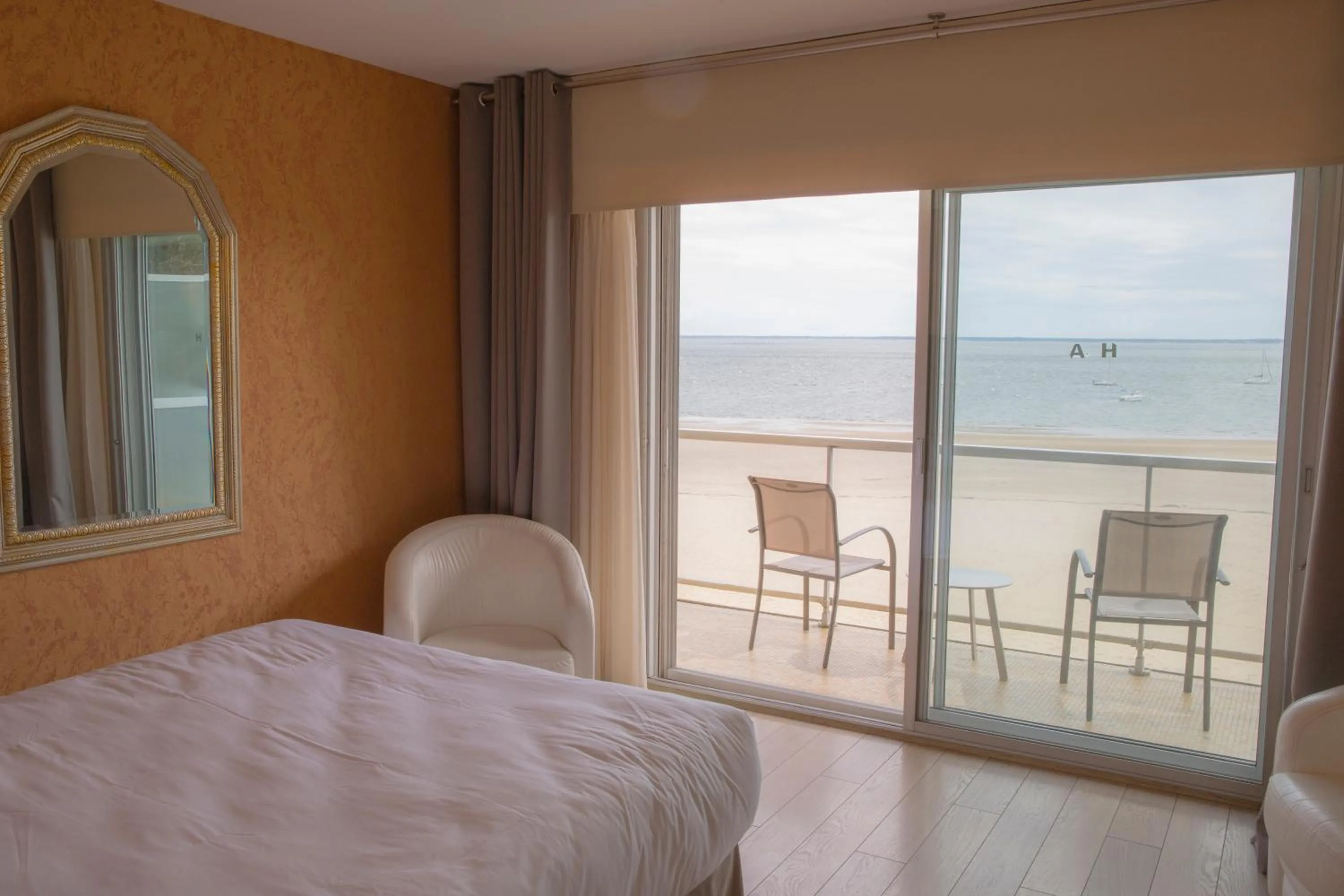 Sea view, Bed in Arc Hôtel Sur Mer