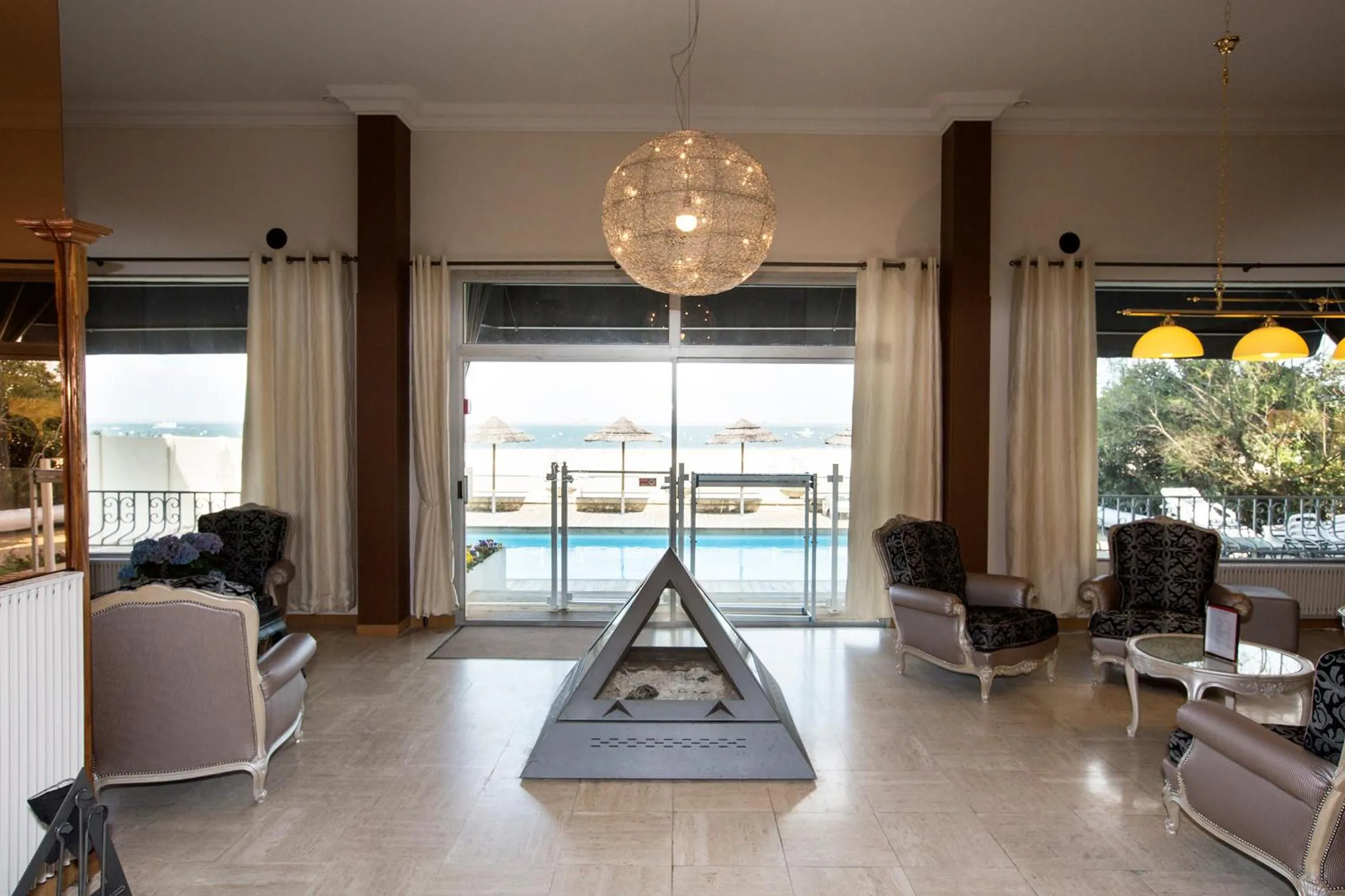 Lounge or bar in Arc Hôtel Sur Mer