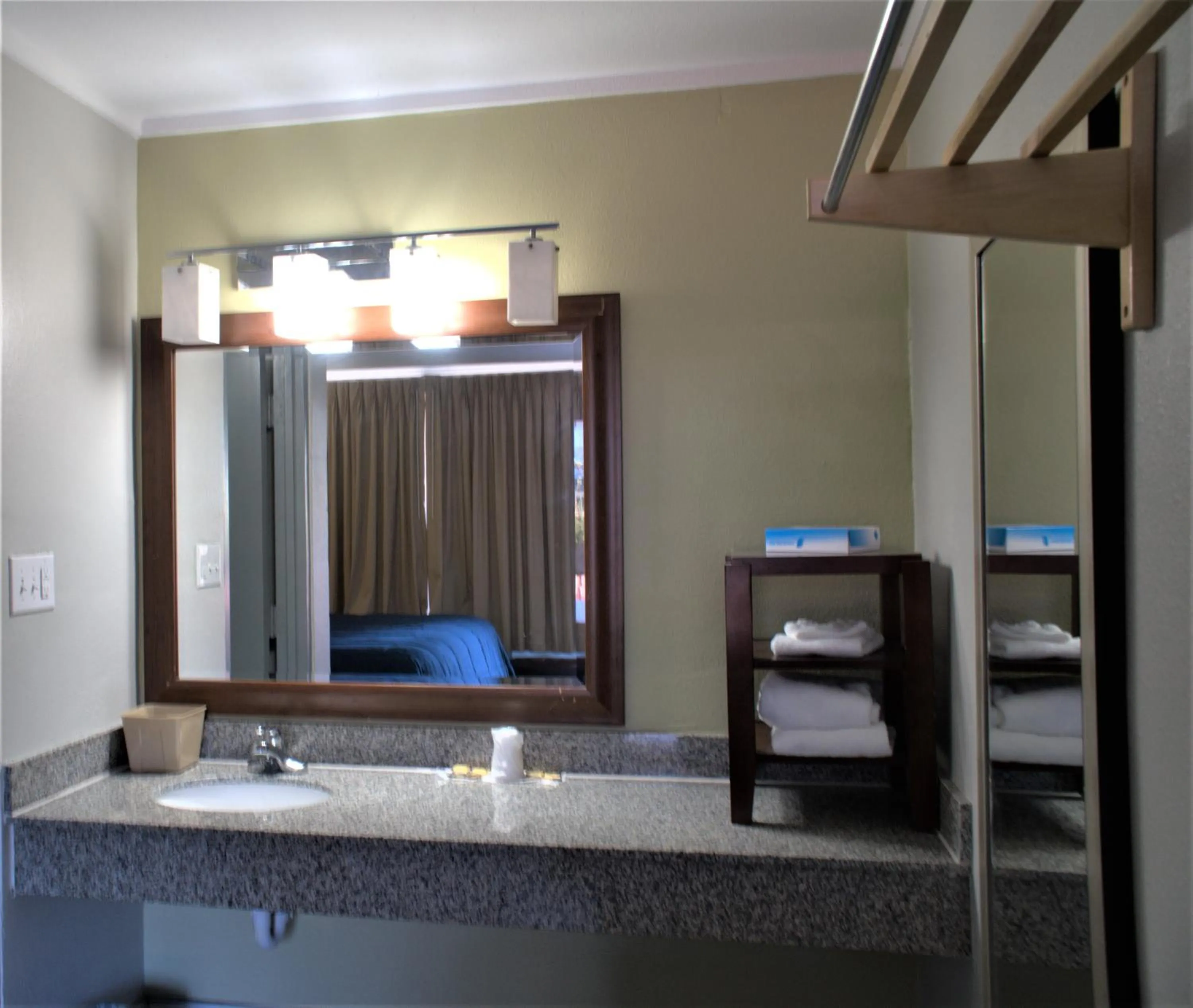 Bathroom, Bed in Eastern Shore Motel