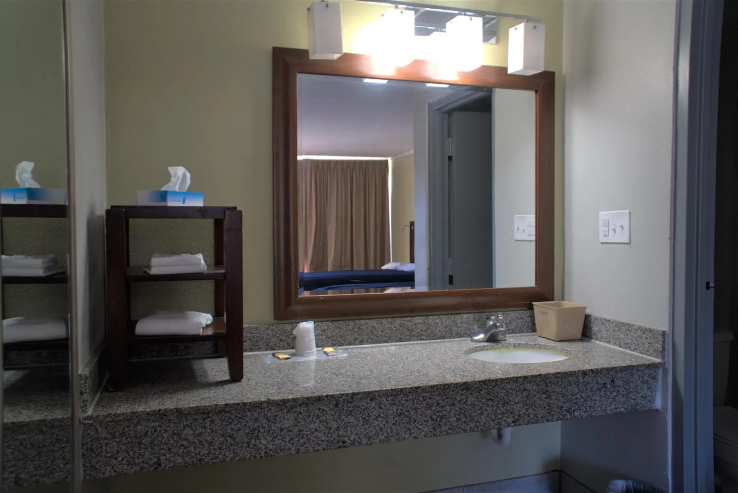 Budget Double Room in Eastern Shore Motel Budget Double Room in Eastern Shore Motel