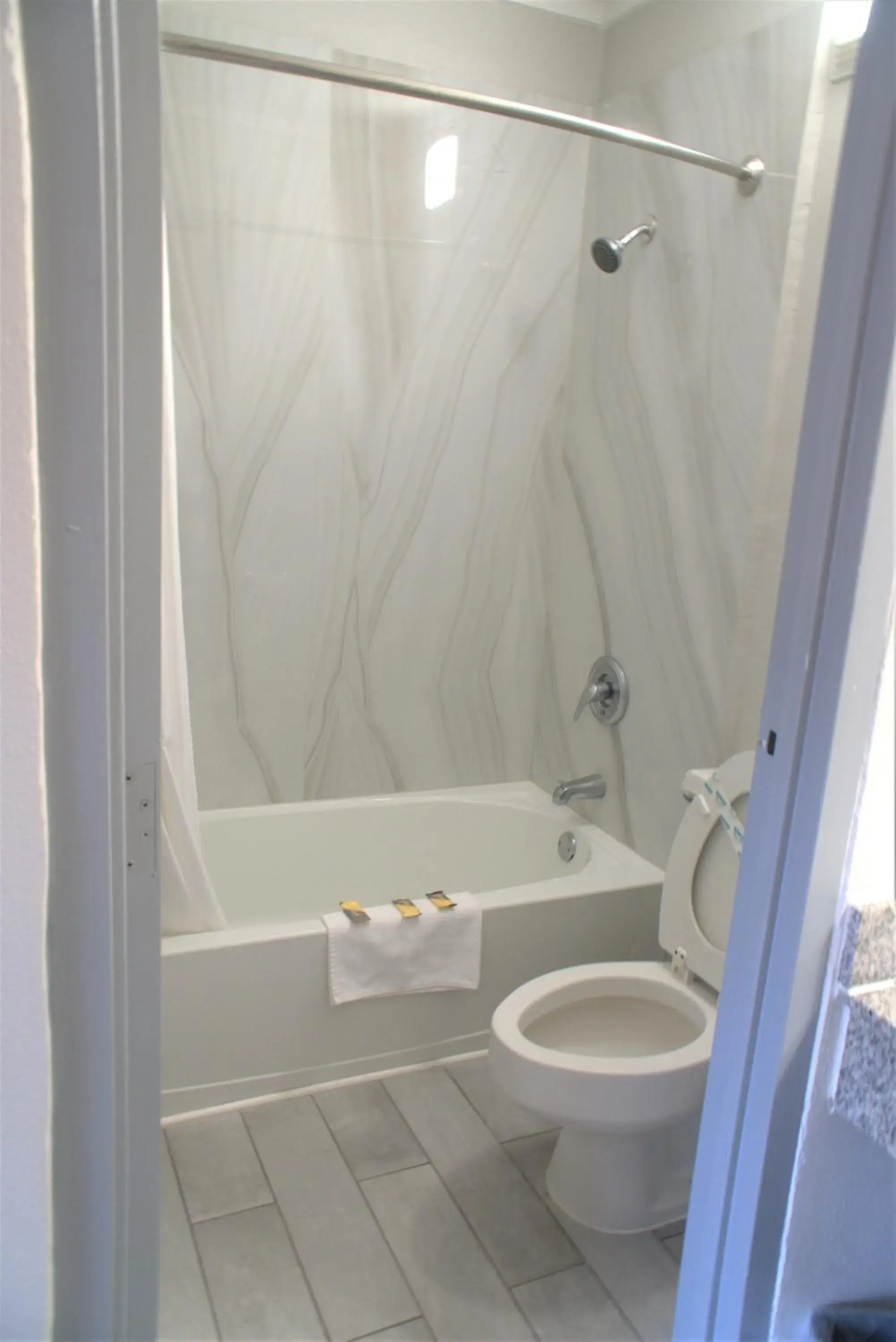 King Room in Eastern Shore Motel King Room in Eastern Shore Motel