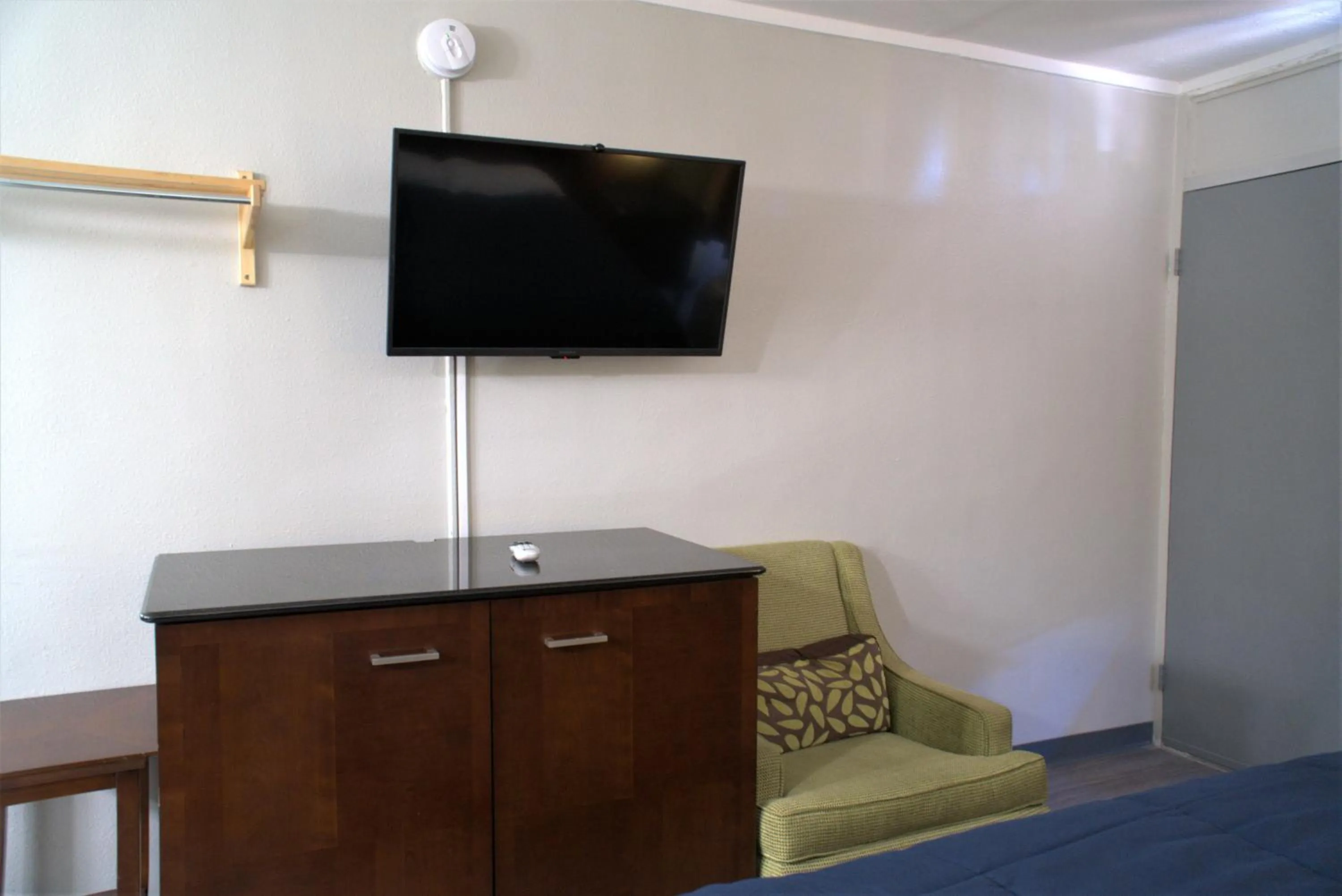 Evening entertainment in Eastern Shore Motel