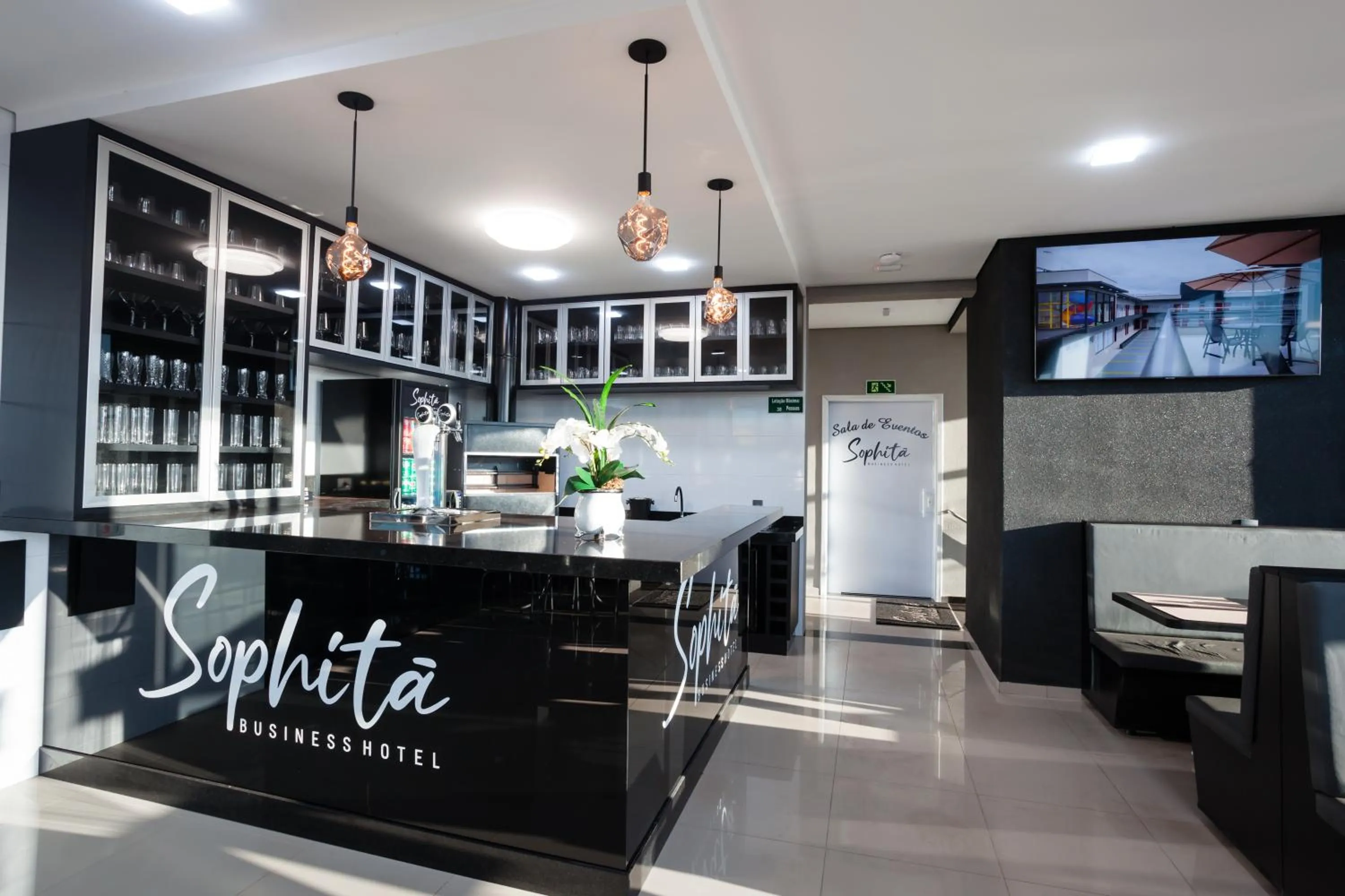 Restaurant/places to eat in Sophita Business Hotel