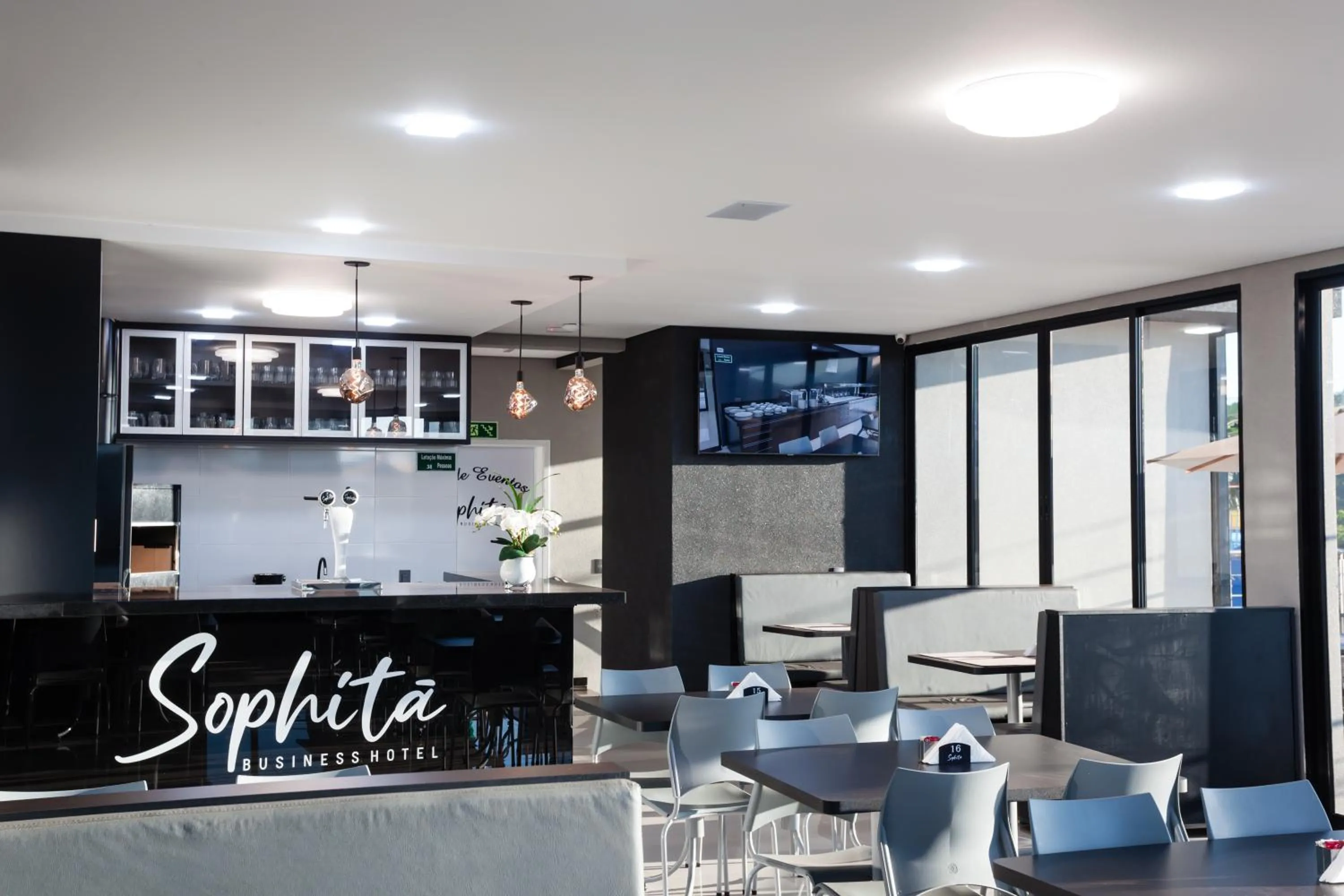 Restaurant/places to eat in Sophita Business Hotel