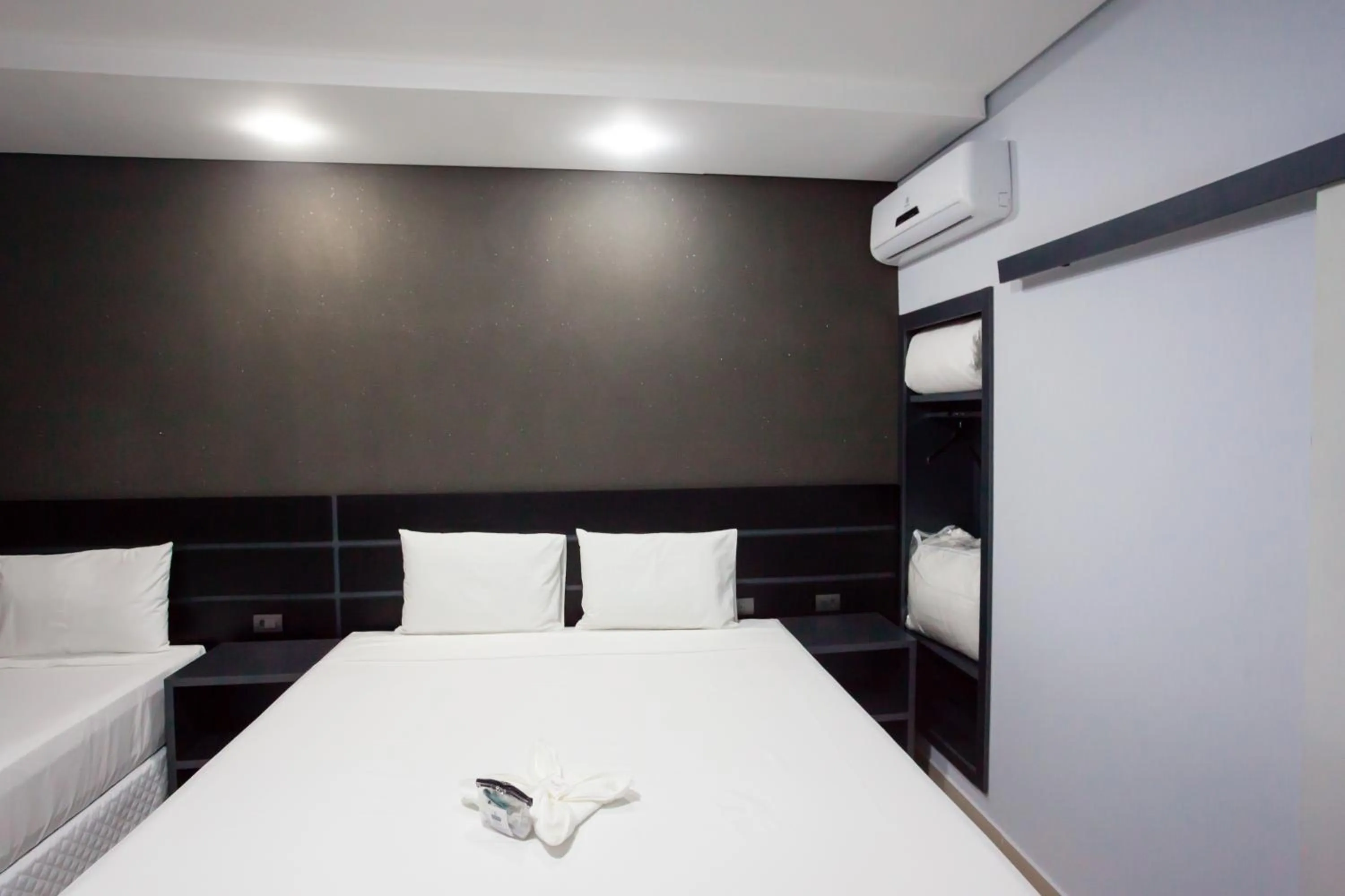 Bedroom, Bed in Sophita Business Hotel