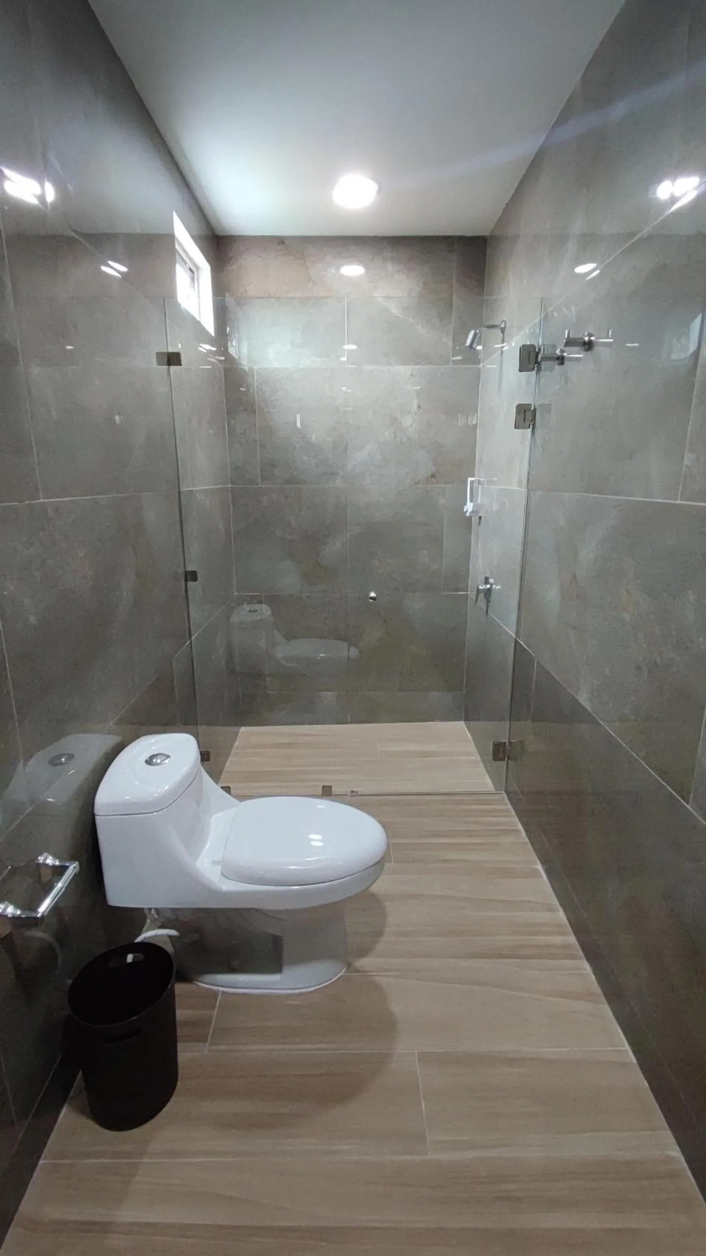 Shower in Hotel Cayuga