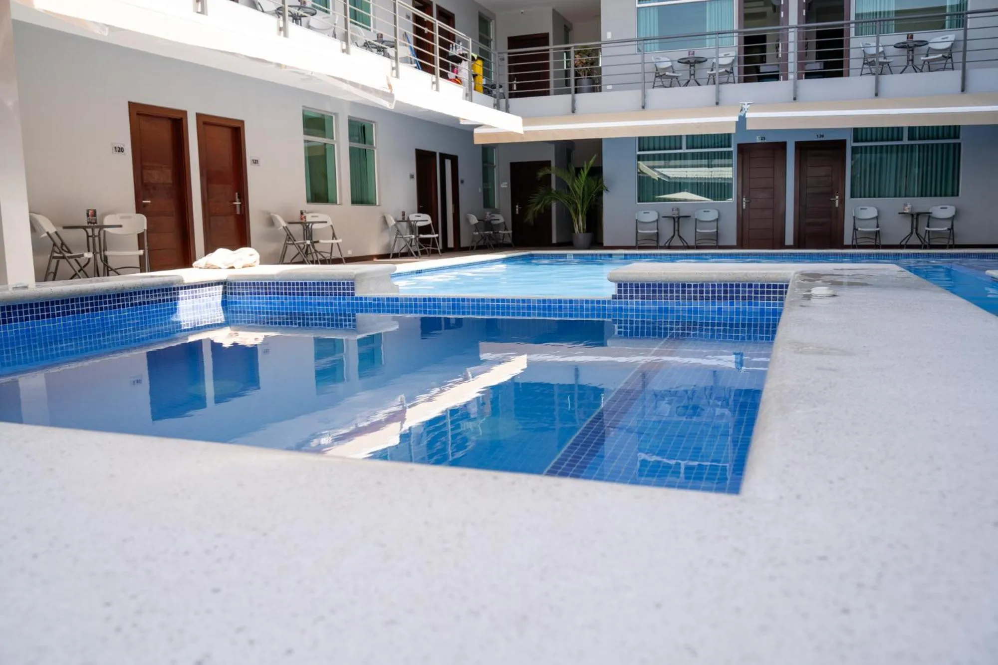 Swimming pool in Hotel Cayuga