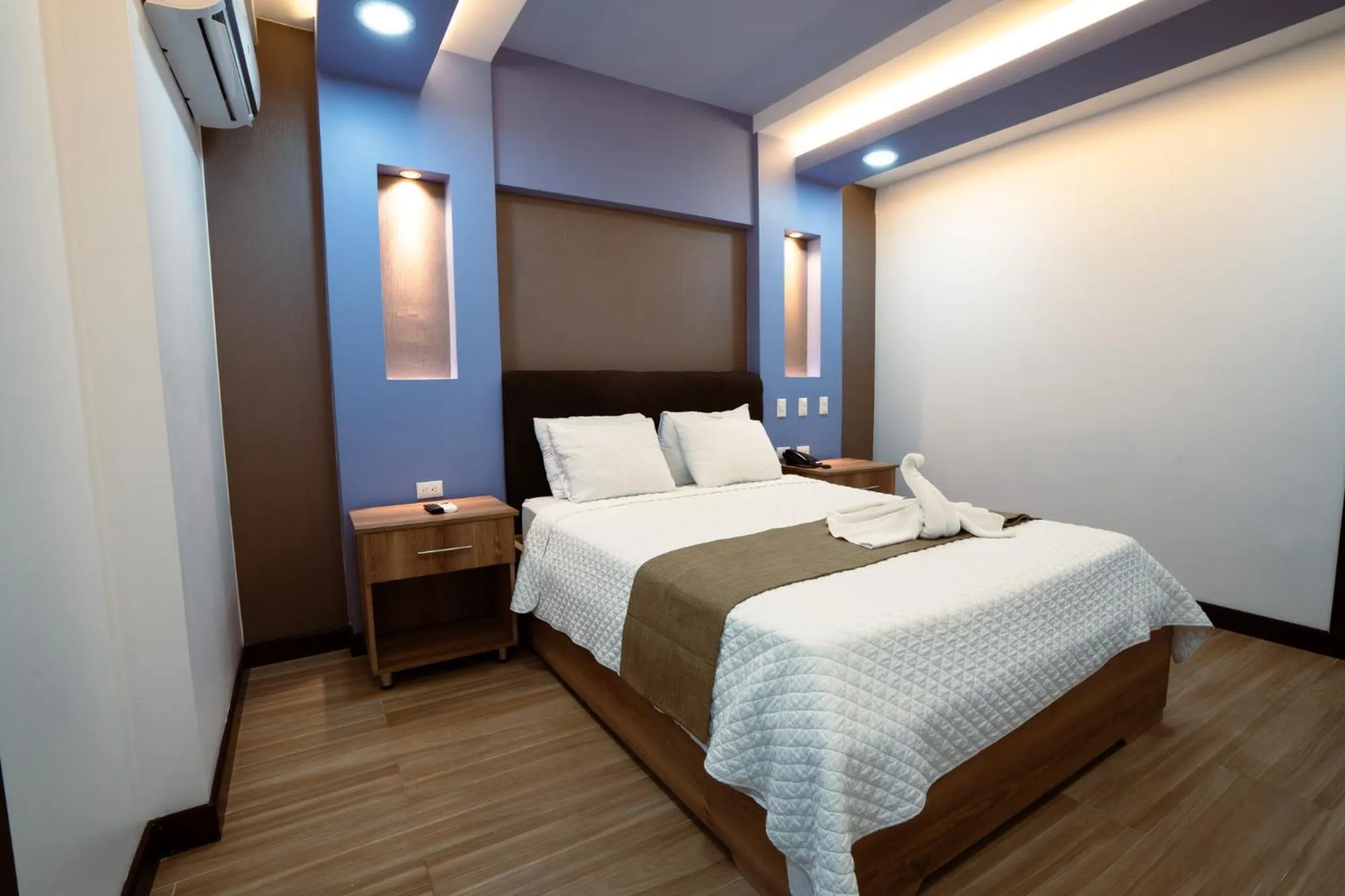 TV and multimedia, Bed in Hotel Cayuga